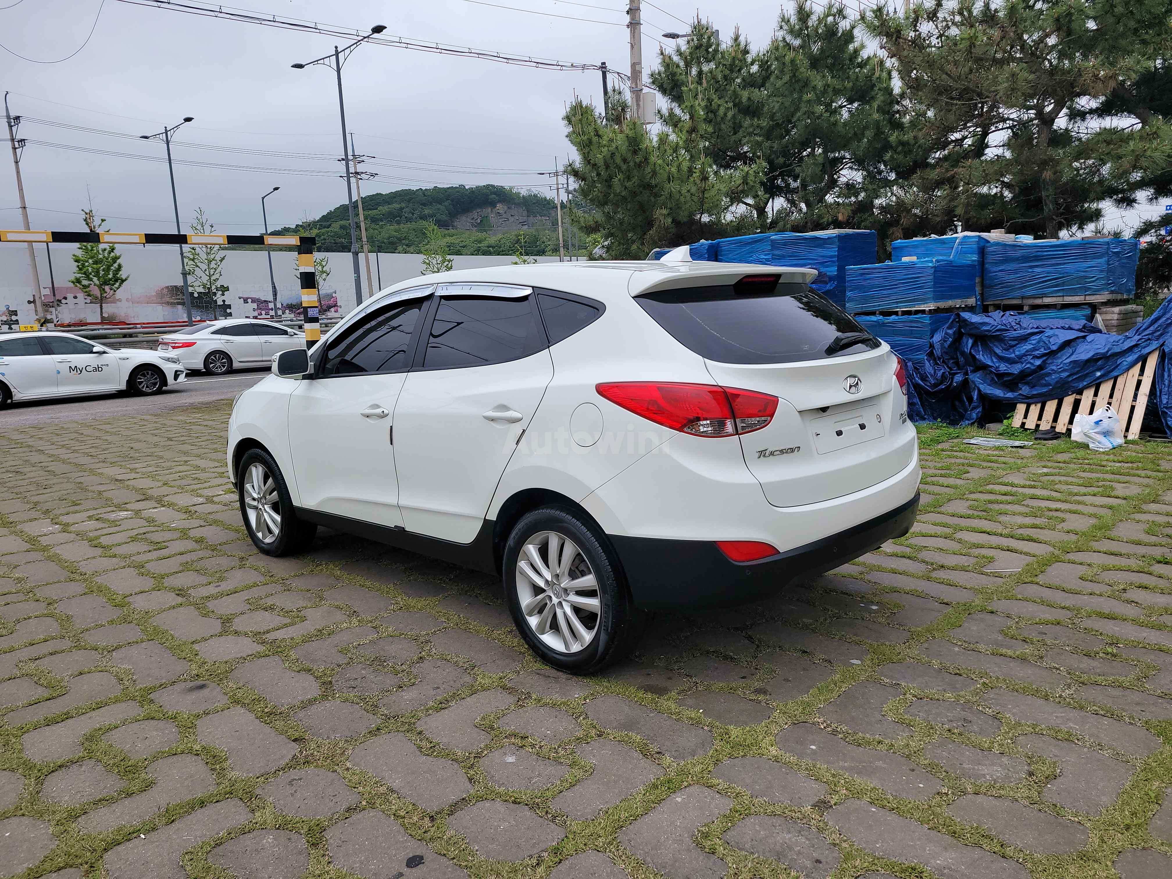 2011 HYUNDAI TUCSON VIN: KMHJU81VBBU163049