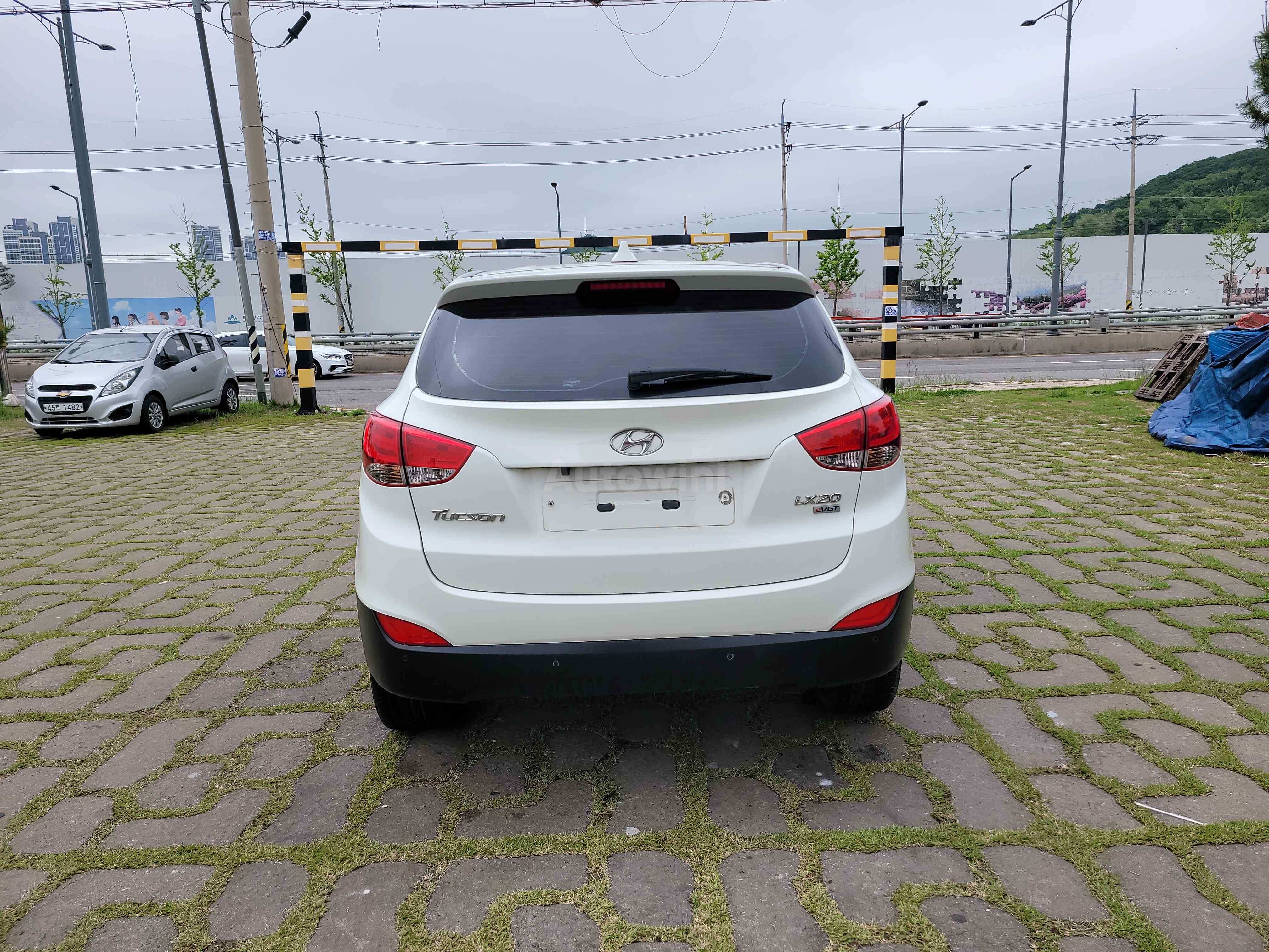2011 HYUNDAI TUCSON VIN: KMHJU81VBBU163049