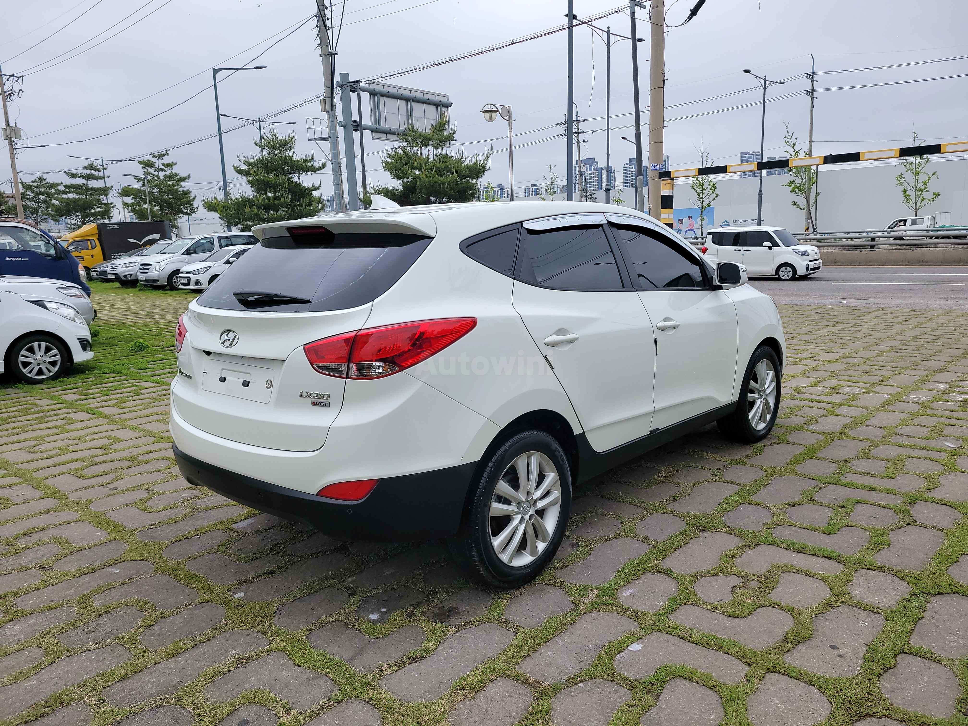 2011 HYUNDAI TUCSON VIN: KMHJU81VBBU163049