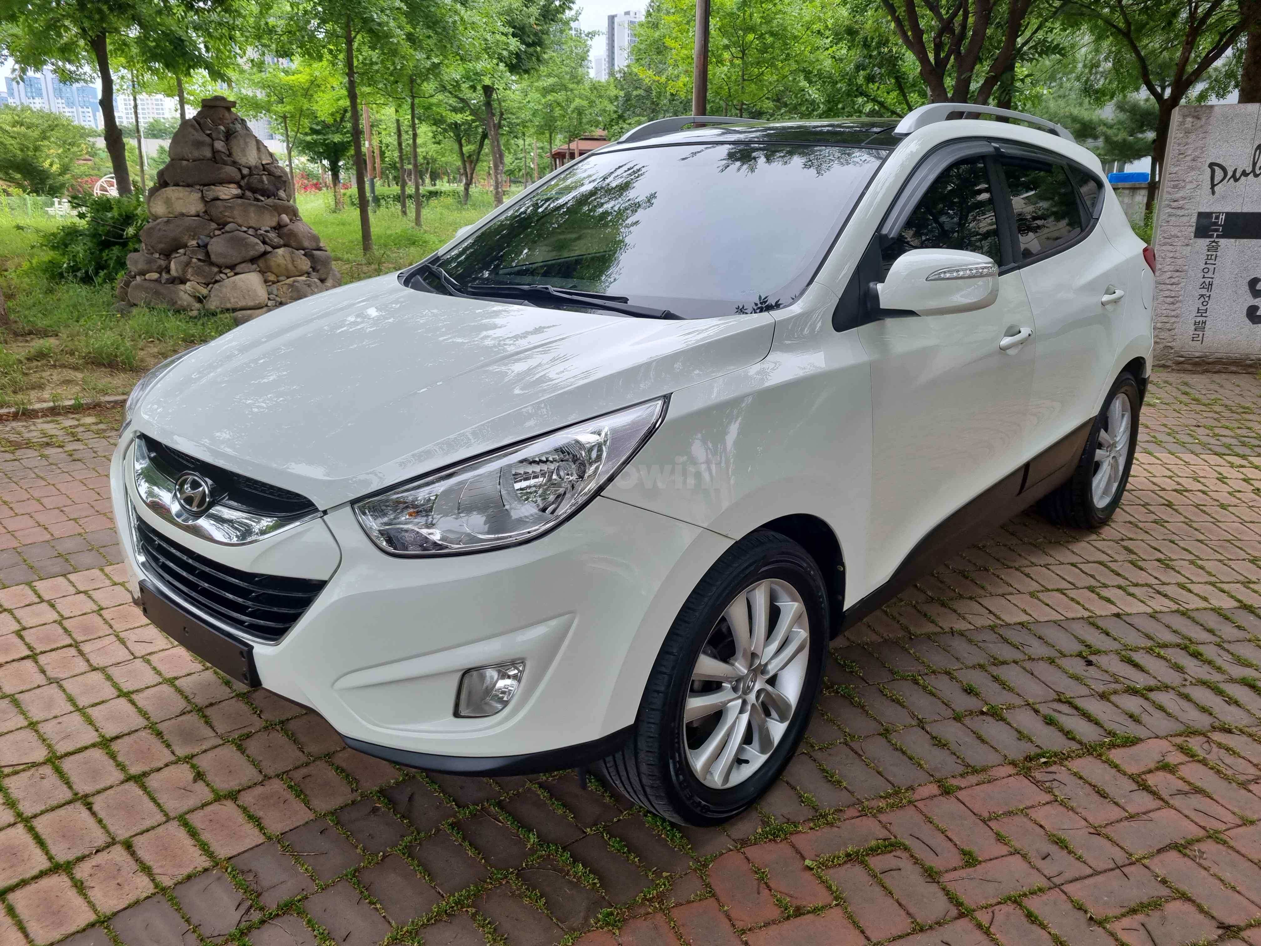 2010 HYUNDAI TUCSON VIN: KMHJU81VBAU001900
