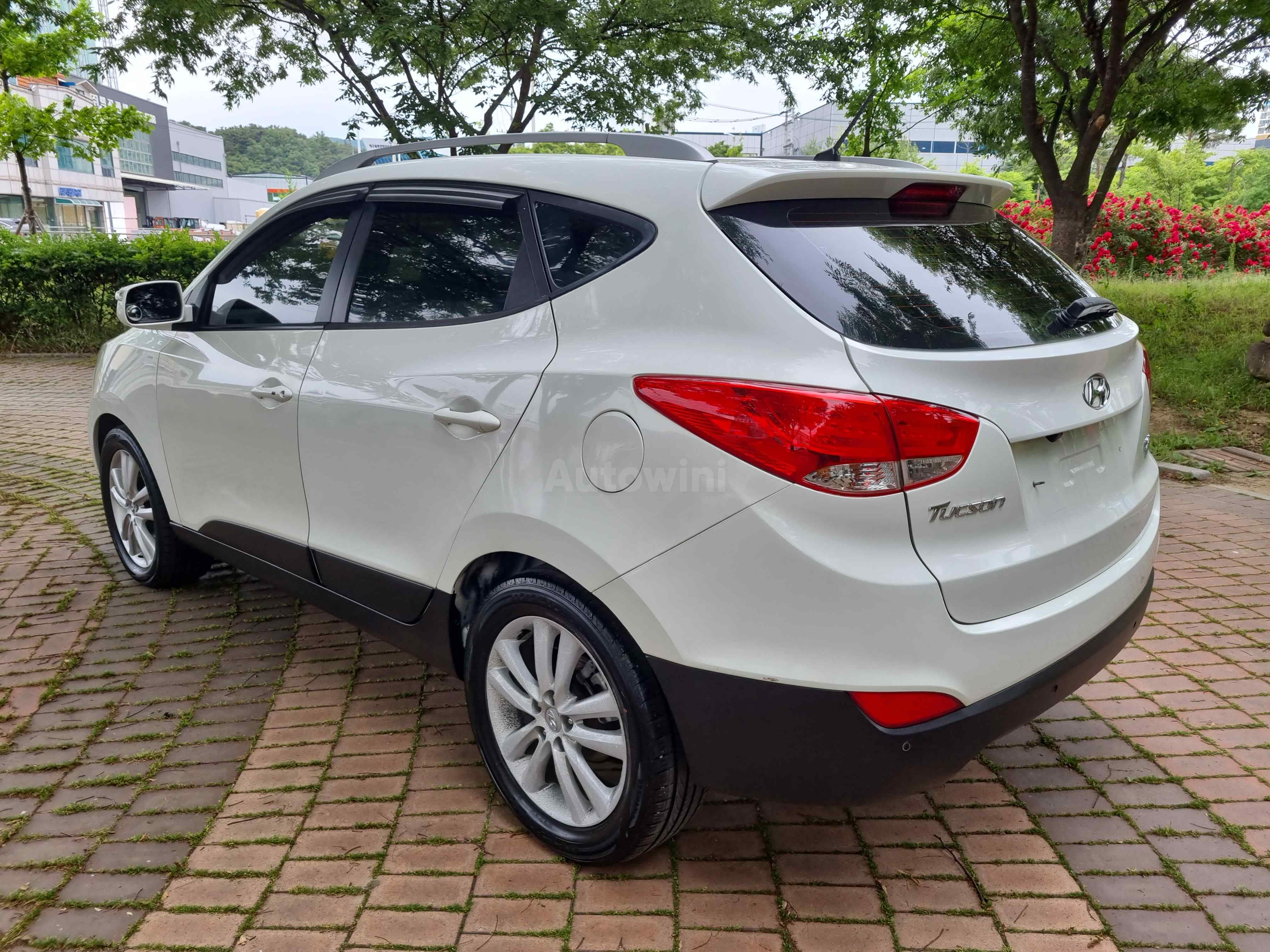 2010 HYUNDAI TUCSON VIN: KMHJU81VBAU001900