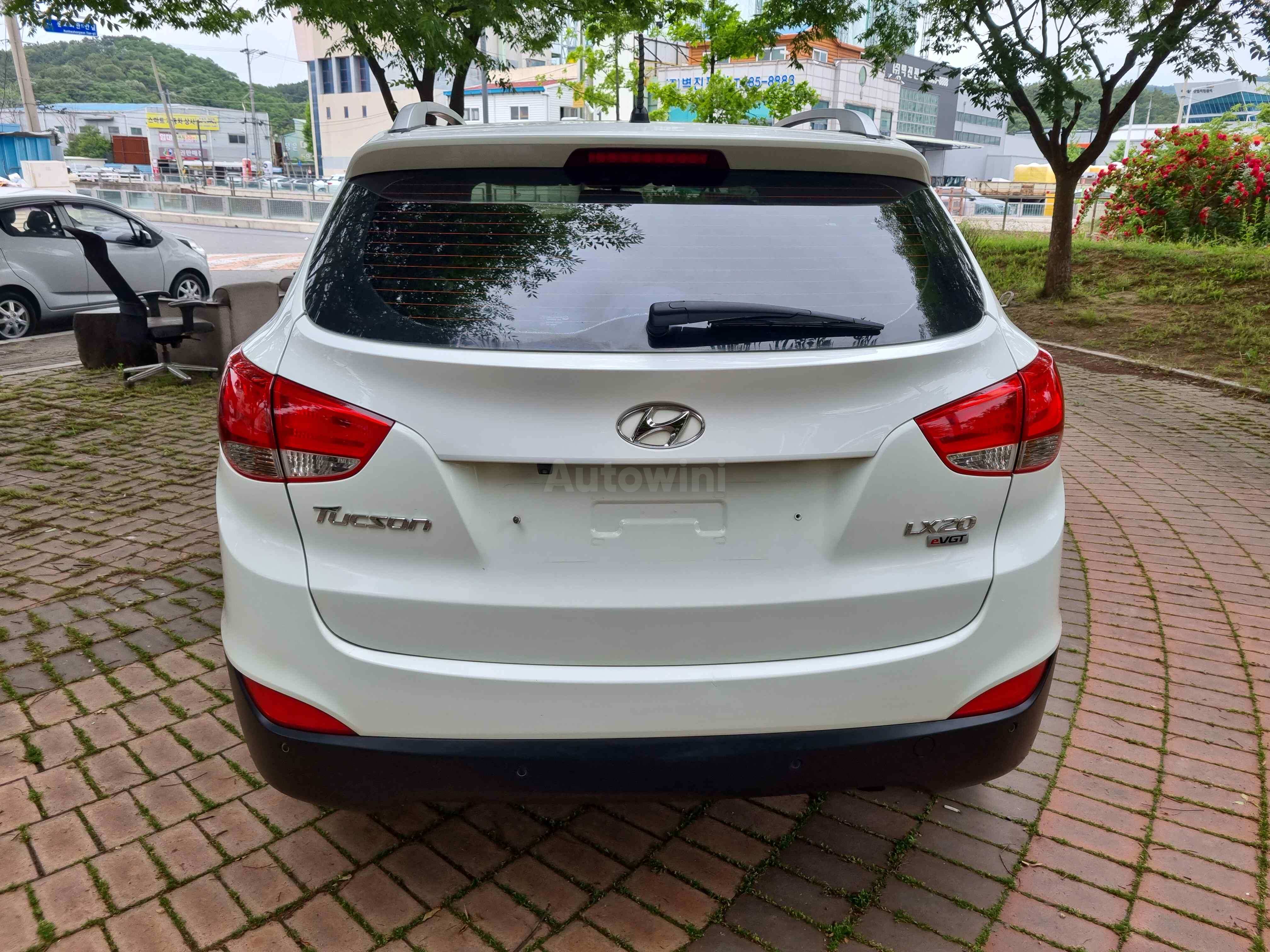 2010 HYUNDAI TUCSON VIN: KMHJU81VBAU001900