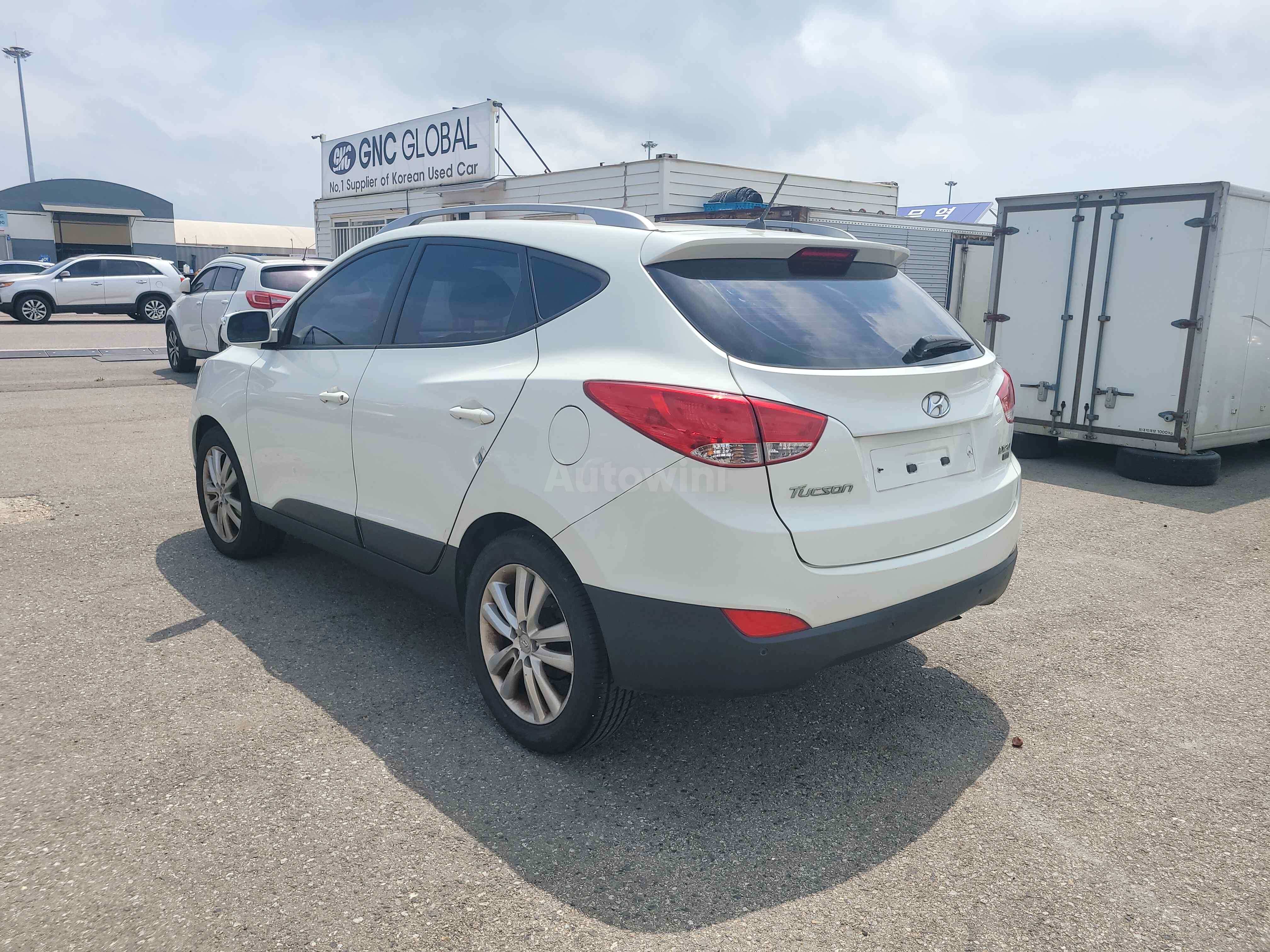 2010 HYUNDAI TUCSON VIN: KMHJU81VBAU011749