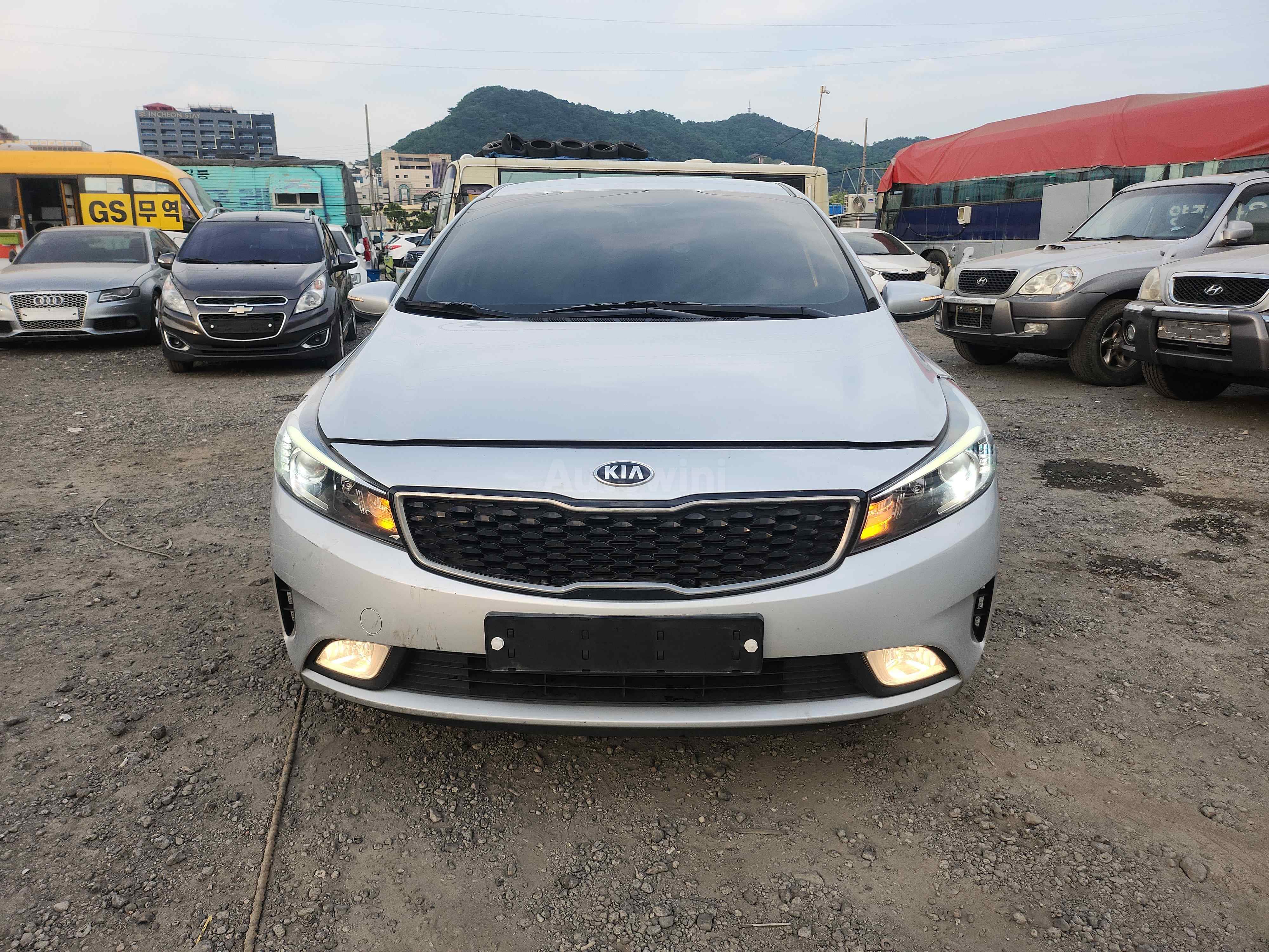 2017 KIA K3 VIN: KNAFK412BHA962204