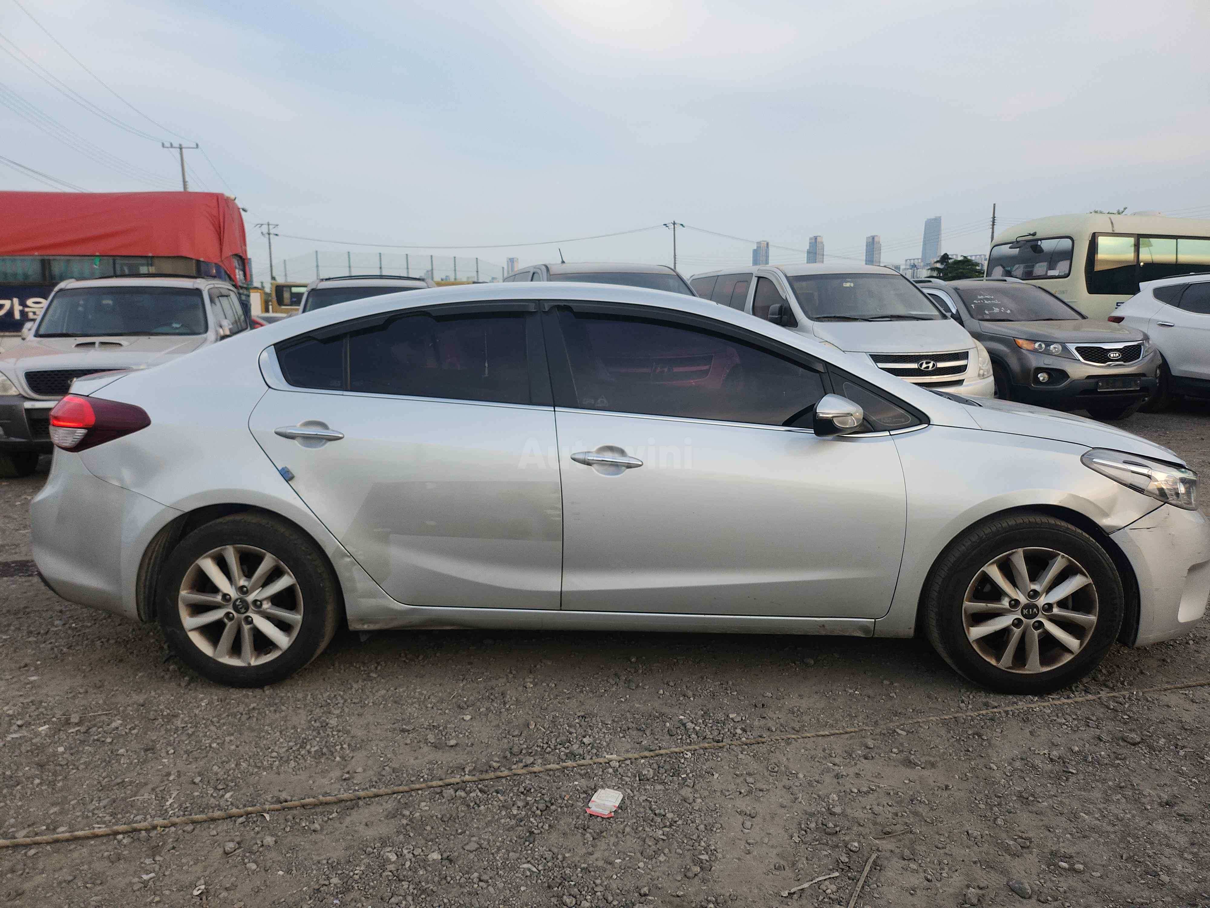 2017 KIA K3 VIN: KNAFK412BHA962204
