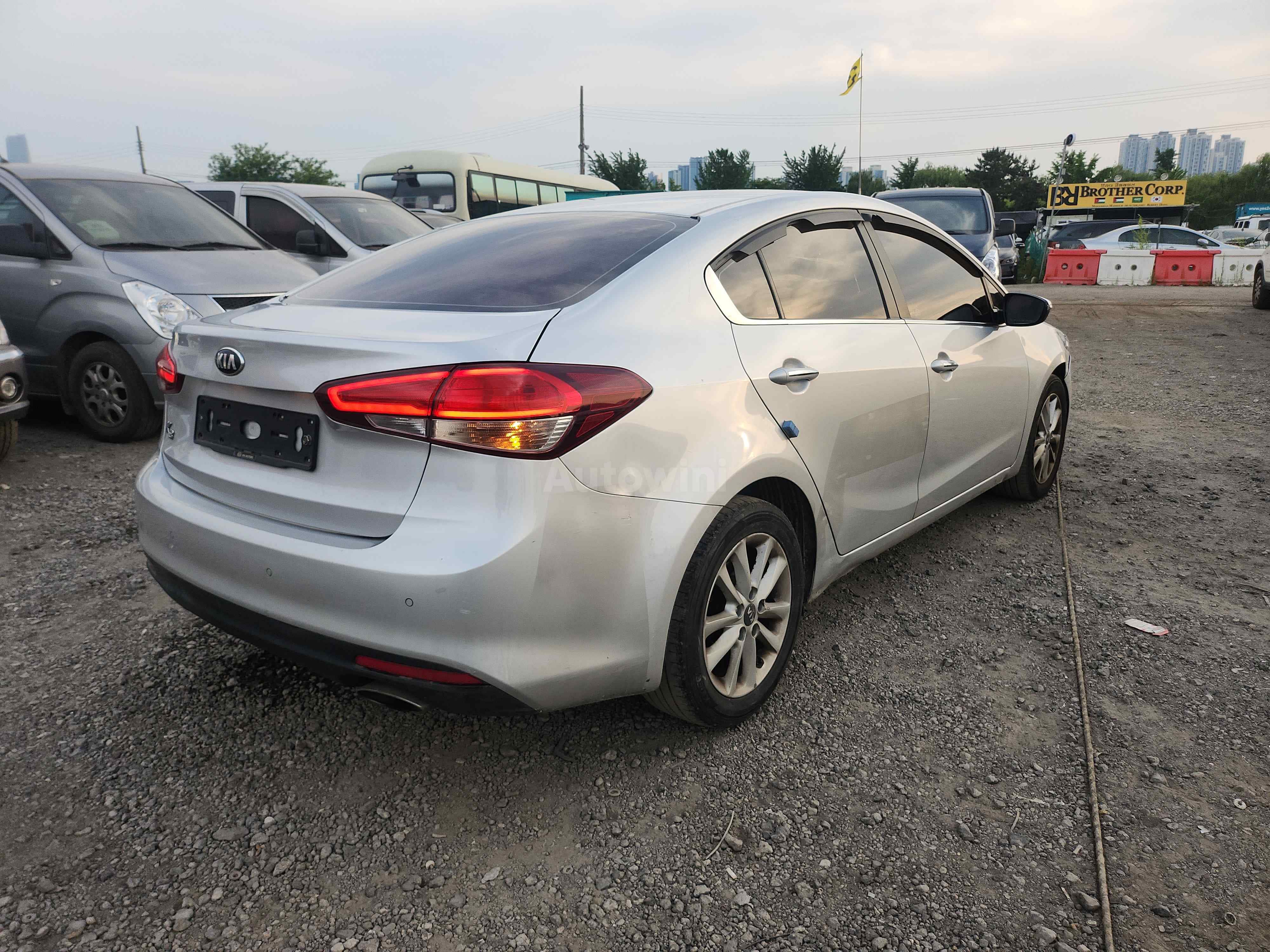 2017 KIA K3 VIN: KNAFK412BHA962204