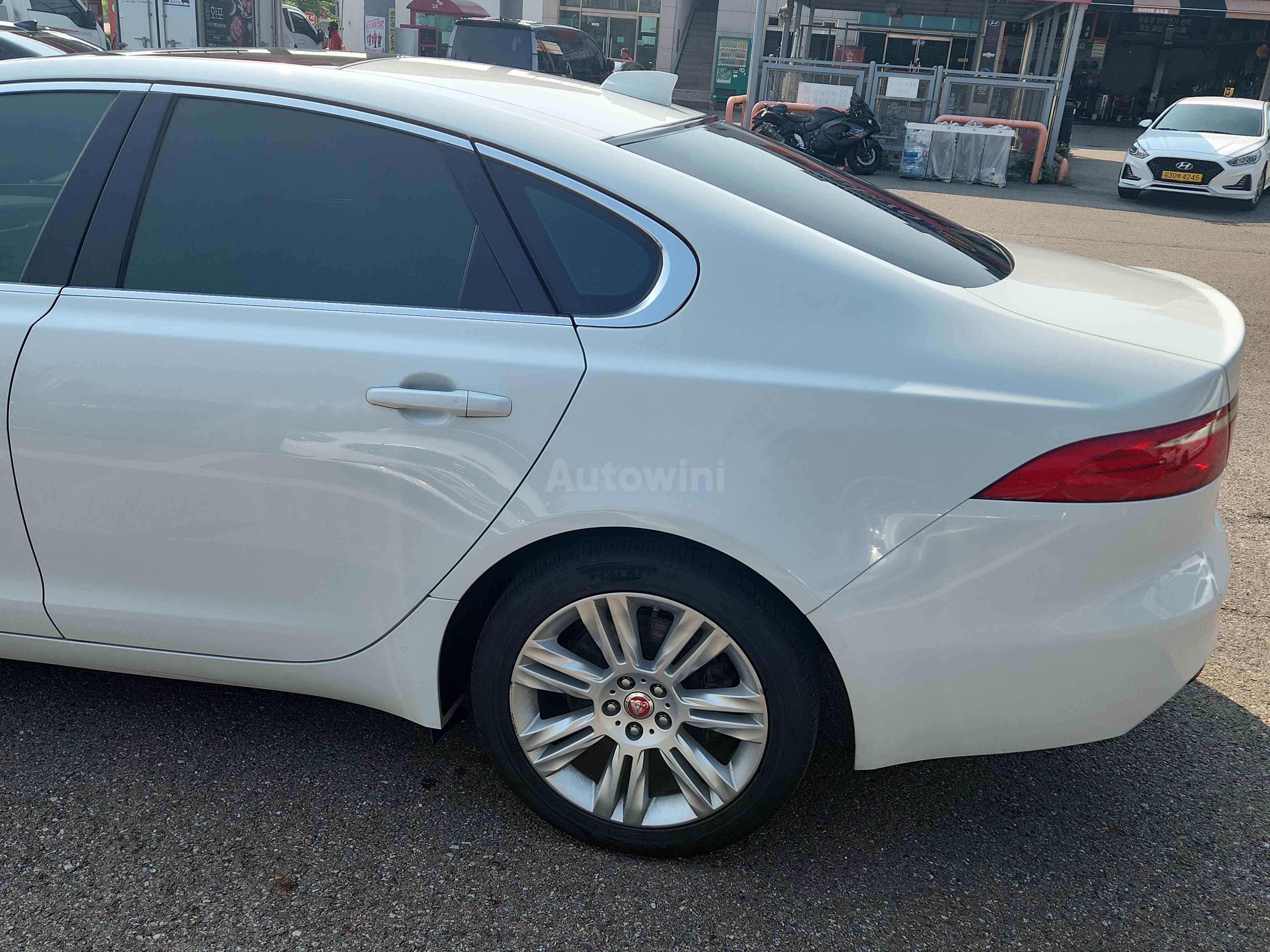 2018 JAGUAR XF VIN: SAJBB4BM0JCY65667