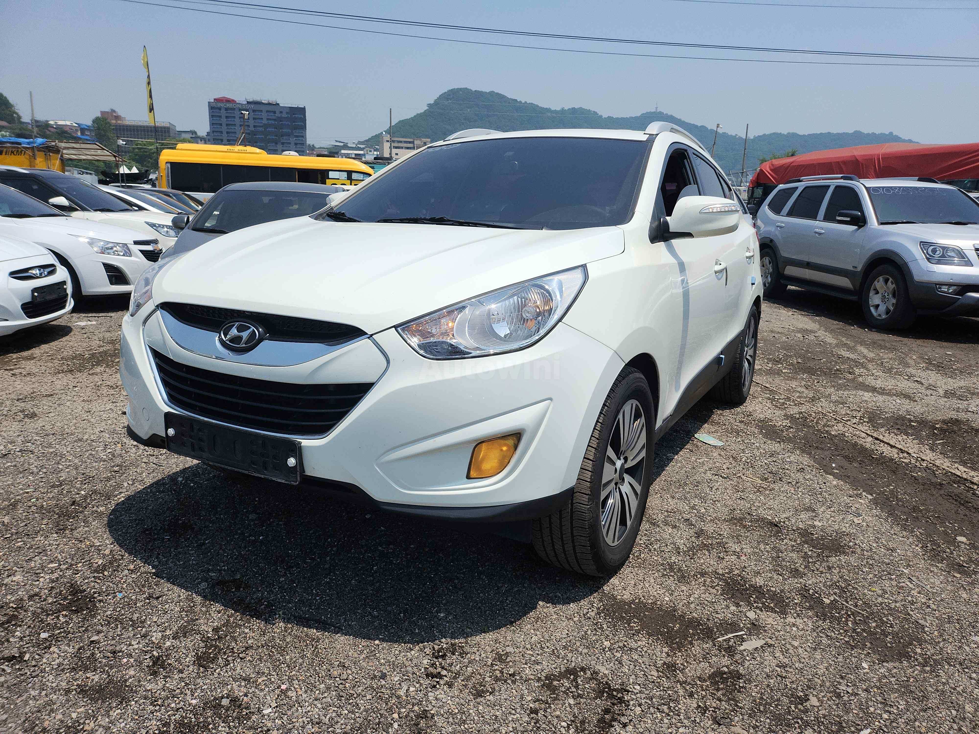 2011 HYUNDAI TUCSON VIN: KMHJU81VBBU095853
