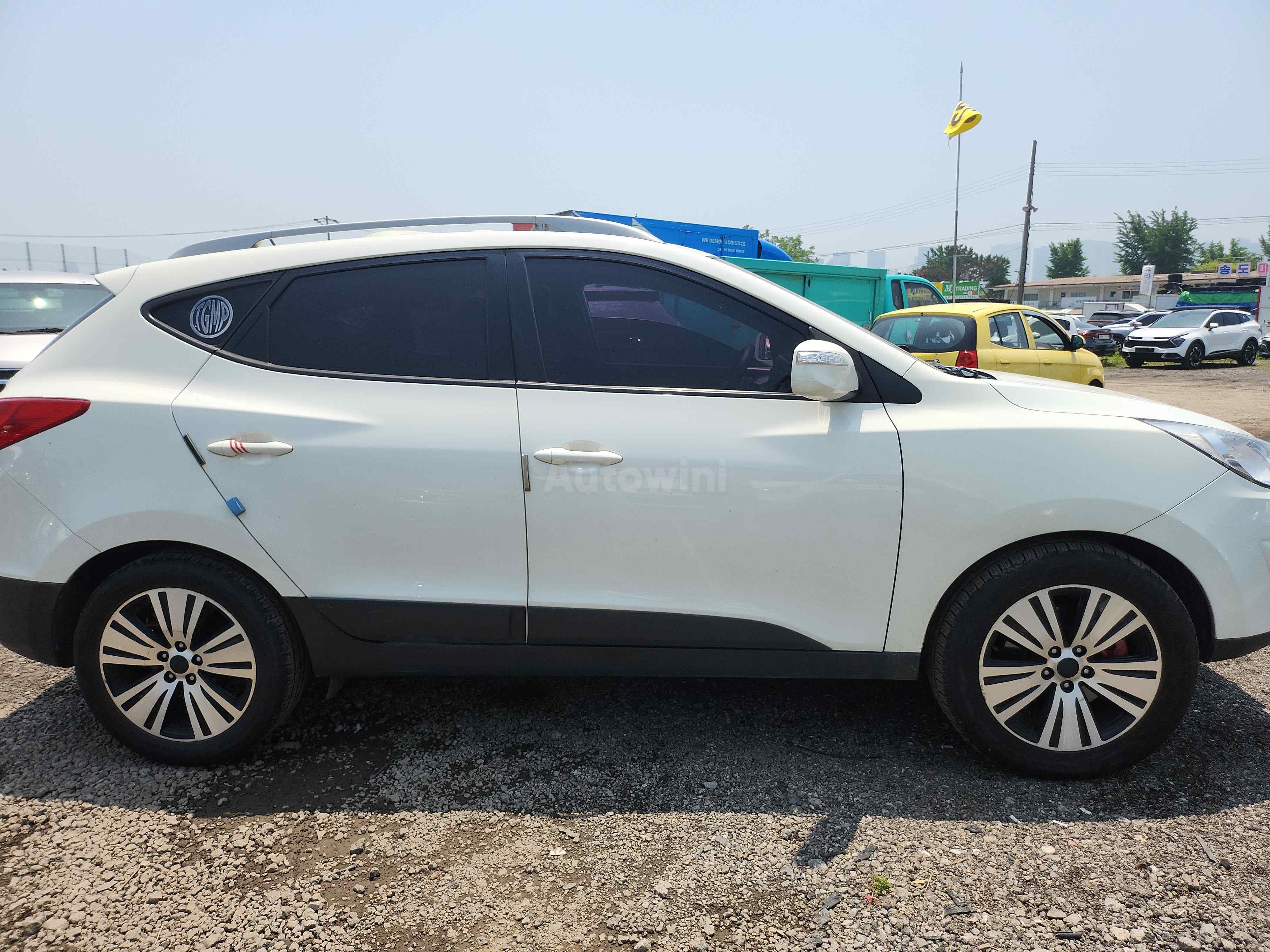 2011 HYUNDAI TUCSON VIN: KMHJU81VBBU095853