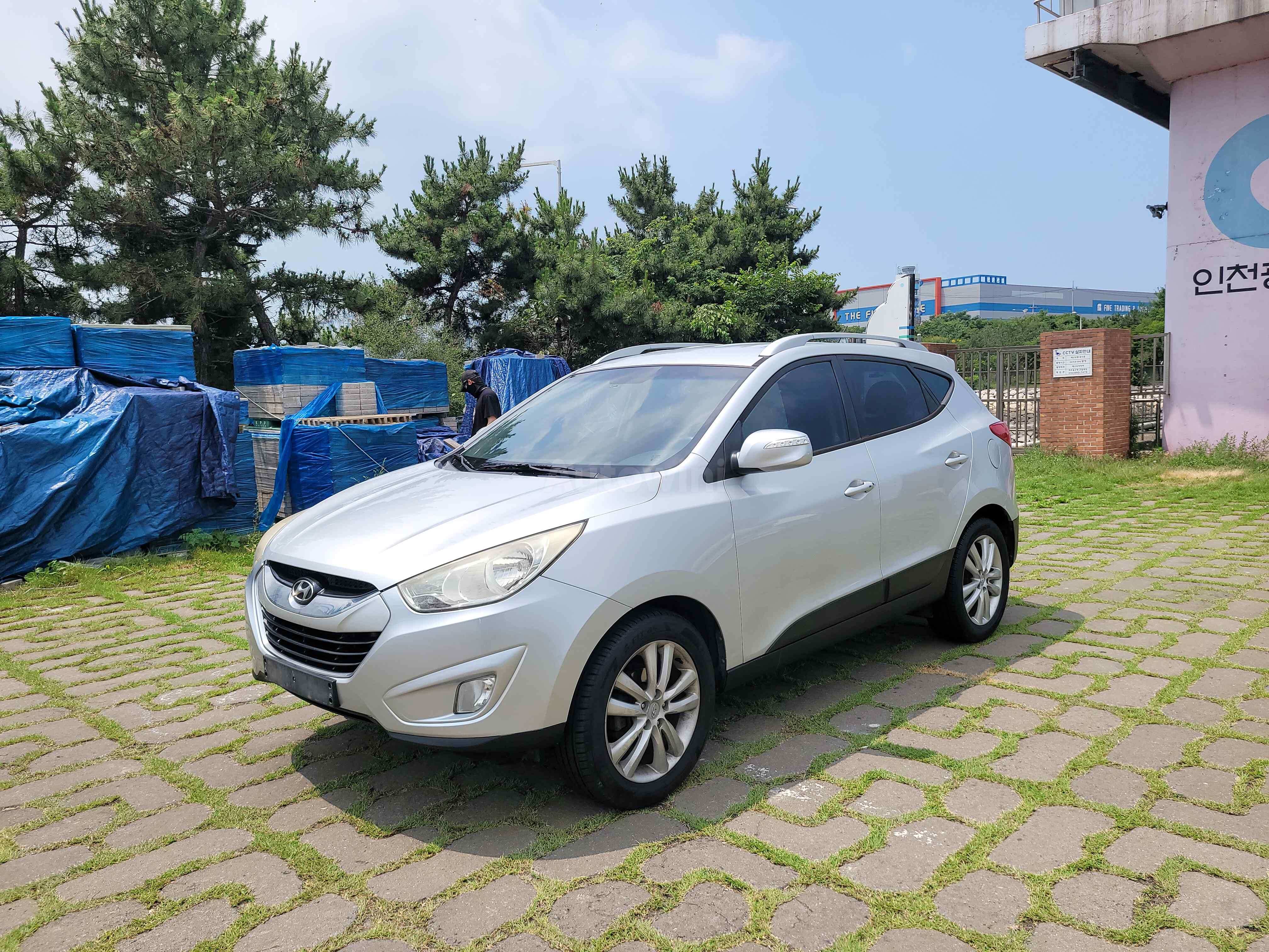 2010 HYUNDAI TUCSON VIN: KMHJU81VBAU011813