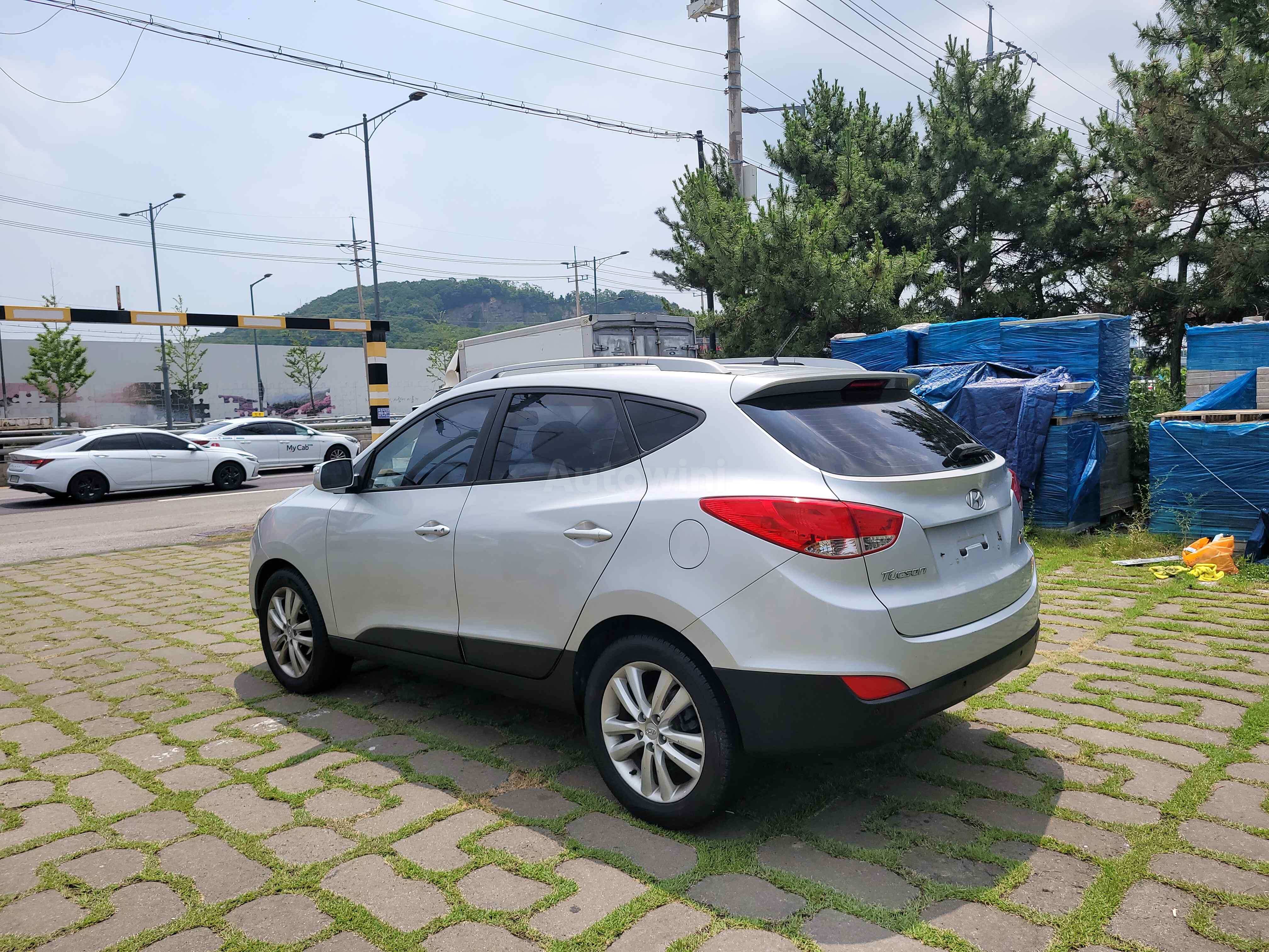 2010 HYUNDAI TUCSON VIN: KMHJU81VBAU011813