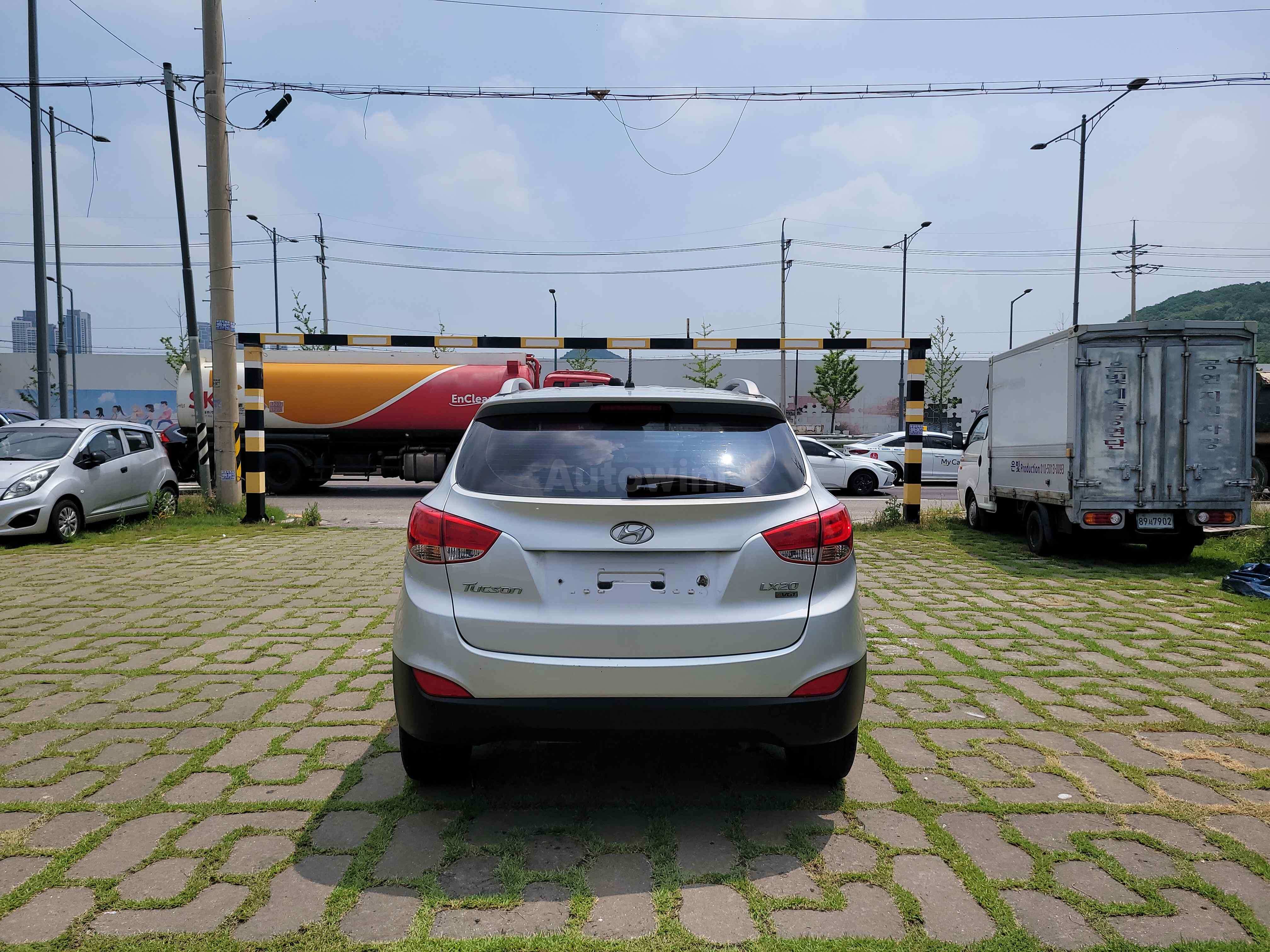 2010 HYUNDAI TUCSON VIN: KMHJU81VBAU011813
