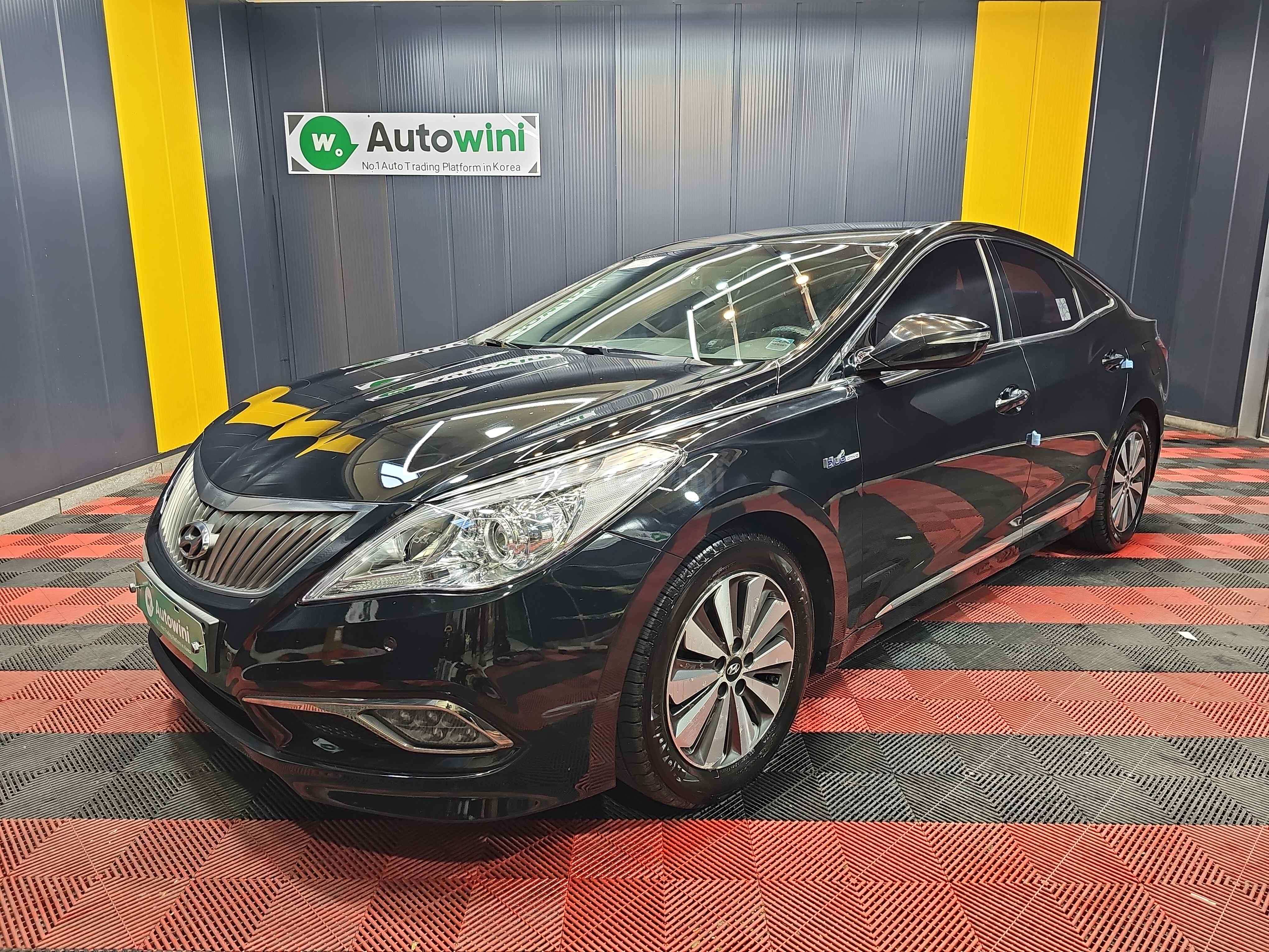 2017 HYUNDAI GRANDEUR VIN: KMHFG413BHA030493