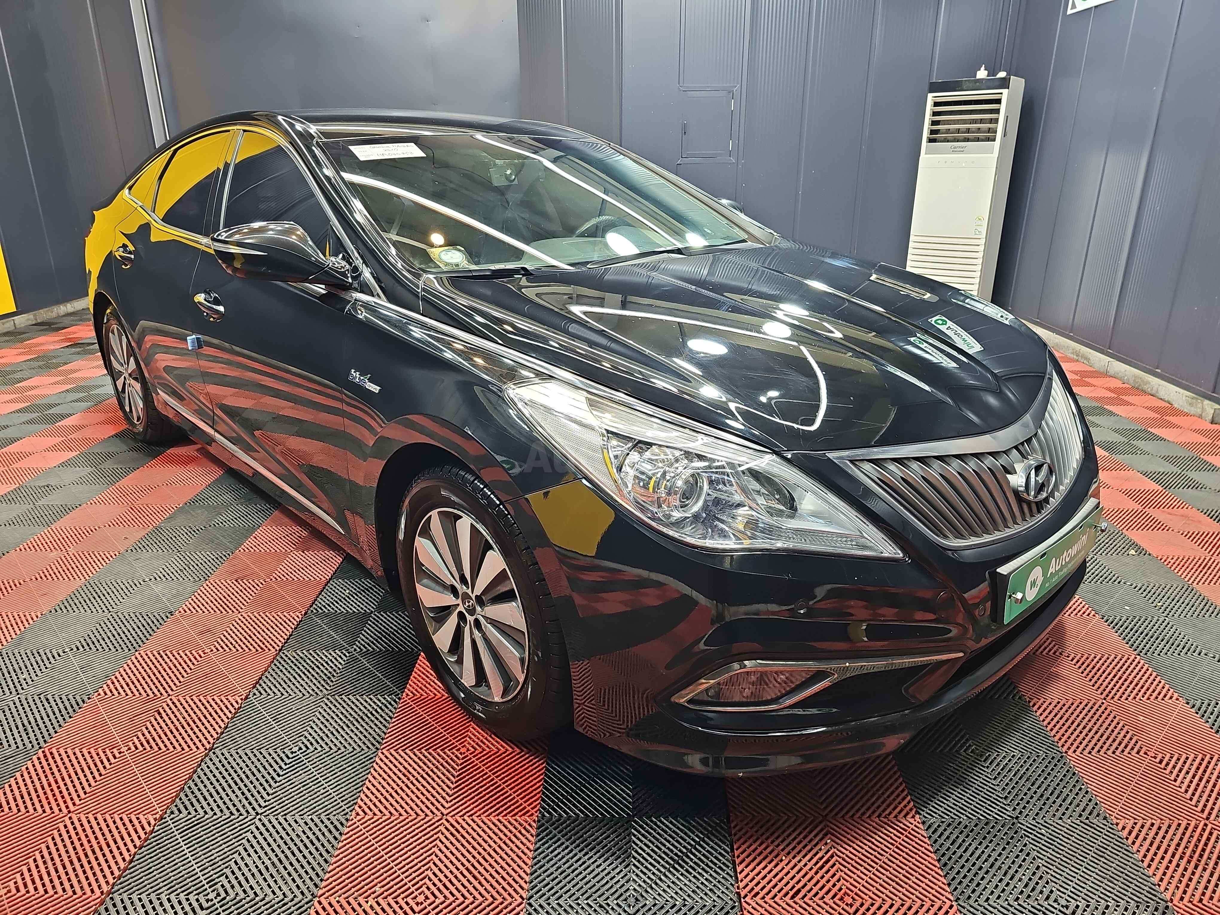 2017 HYUNDAI GRANDEUR VIN: KMHFG413BHA030493