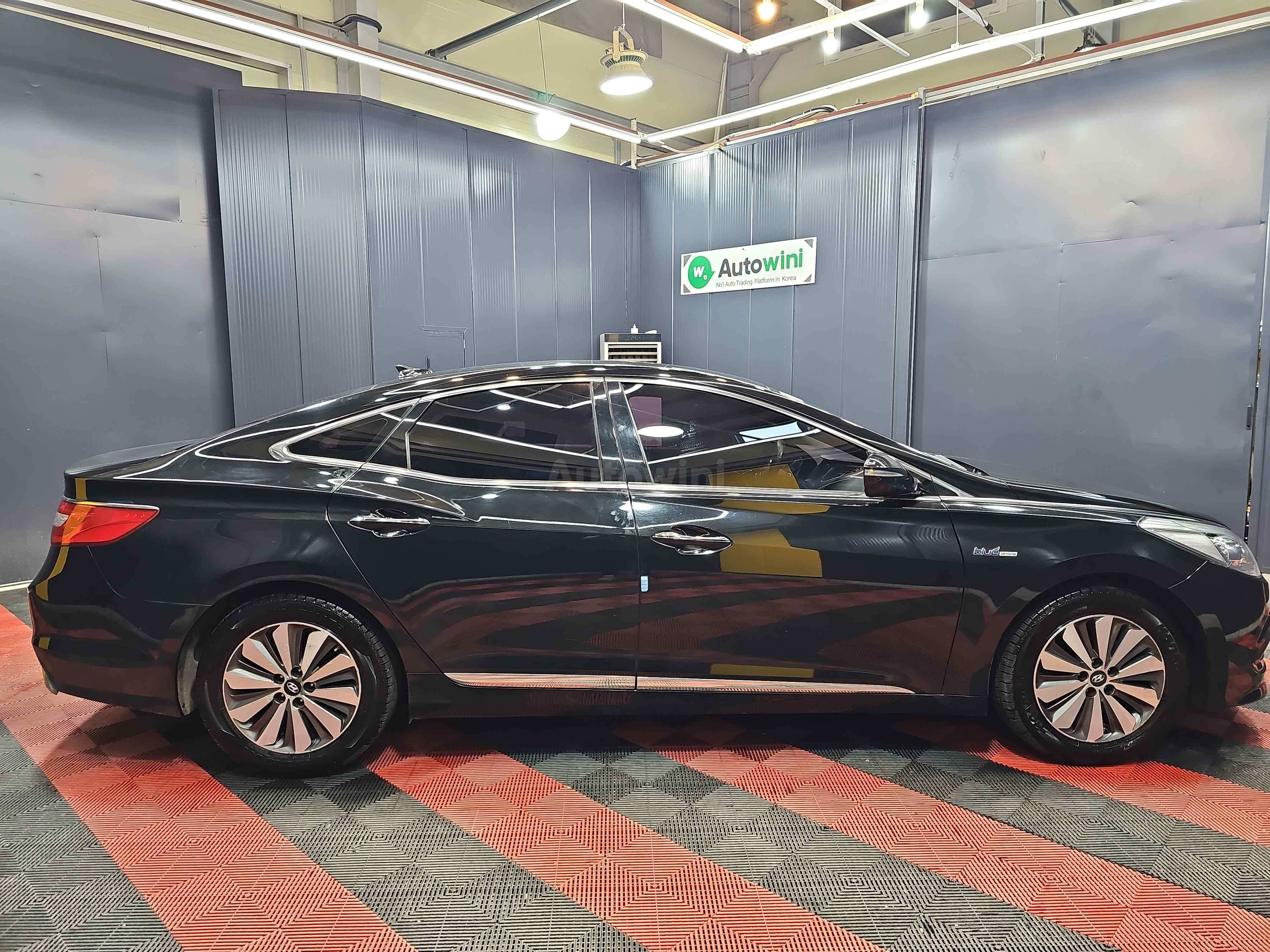 2017 HYUNDAI GRANDEUR VIN: KMHFG413BHA030493