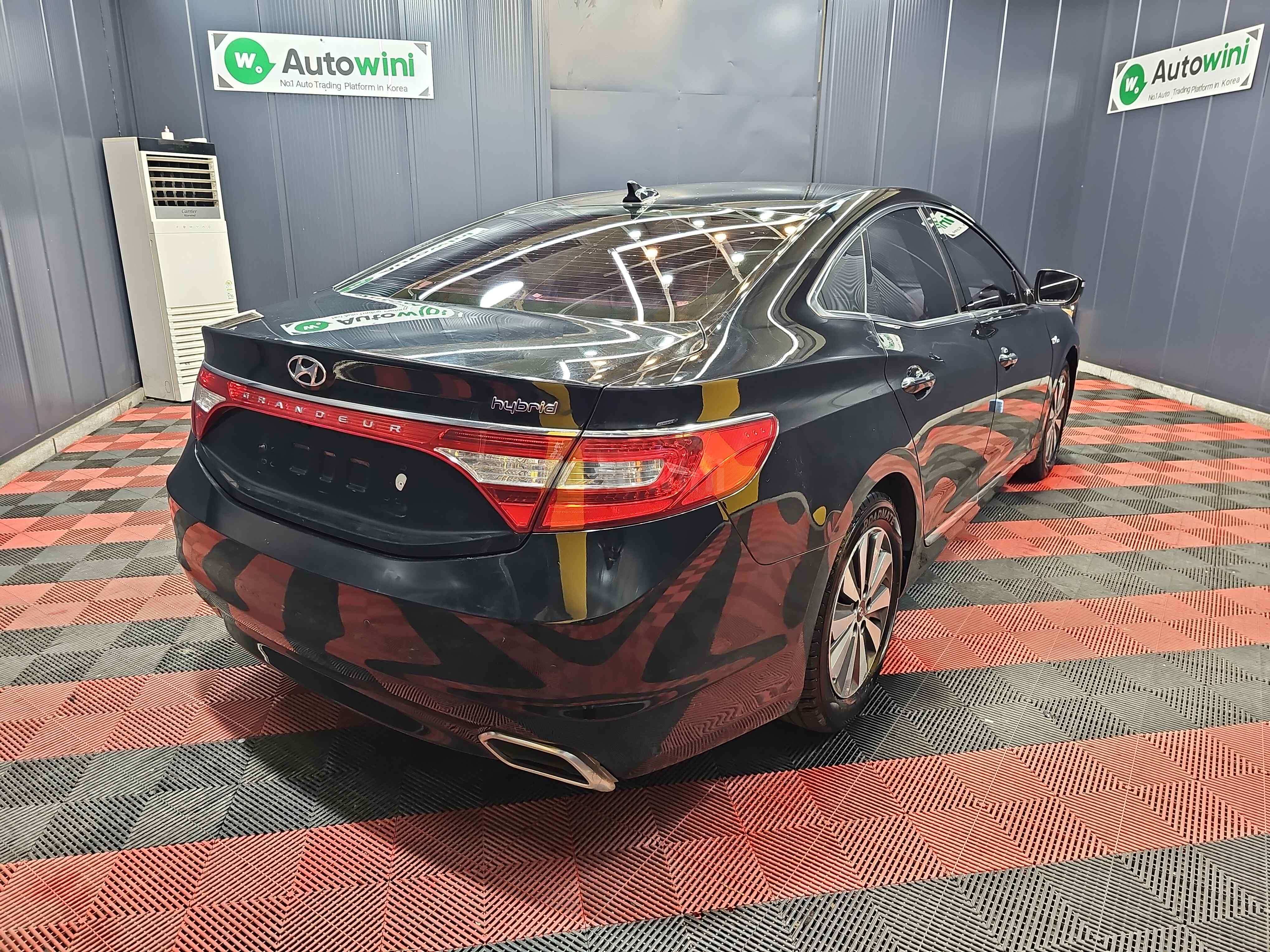 2017 HYUNDAI GRANDEUR VIN: KMHFG413BHA030493