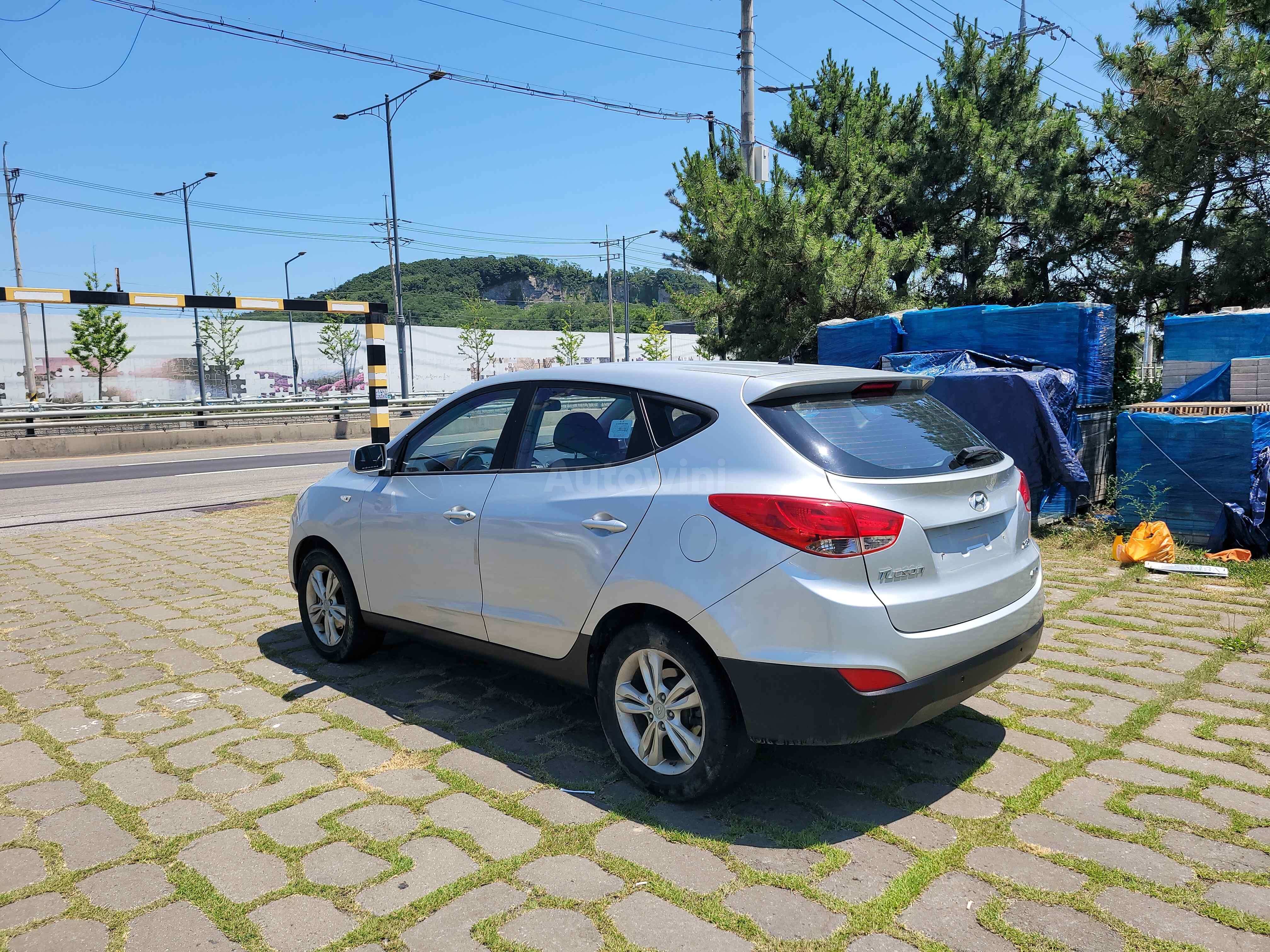 2010 HYUNDAI TUCSON VIN: KMHJT81VDAU030804