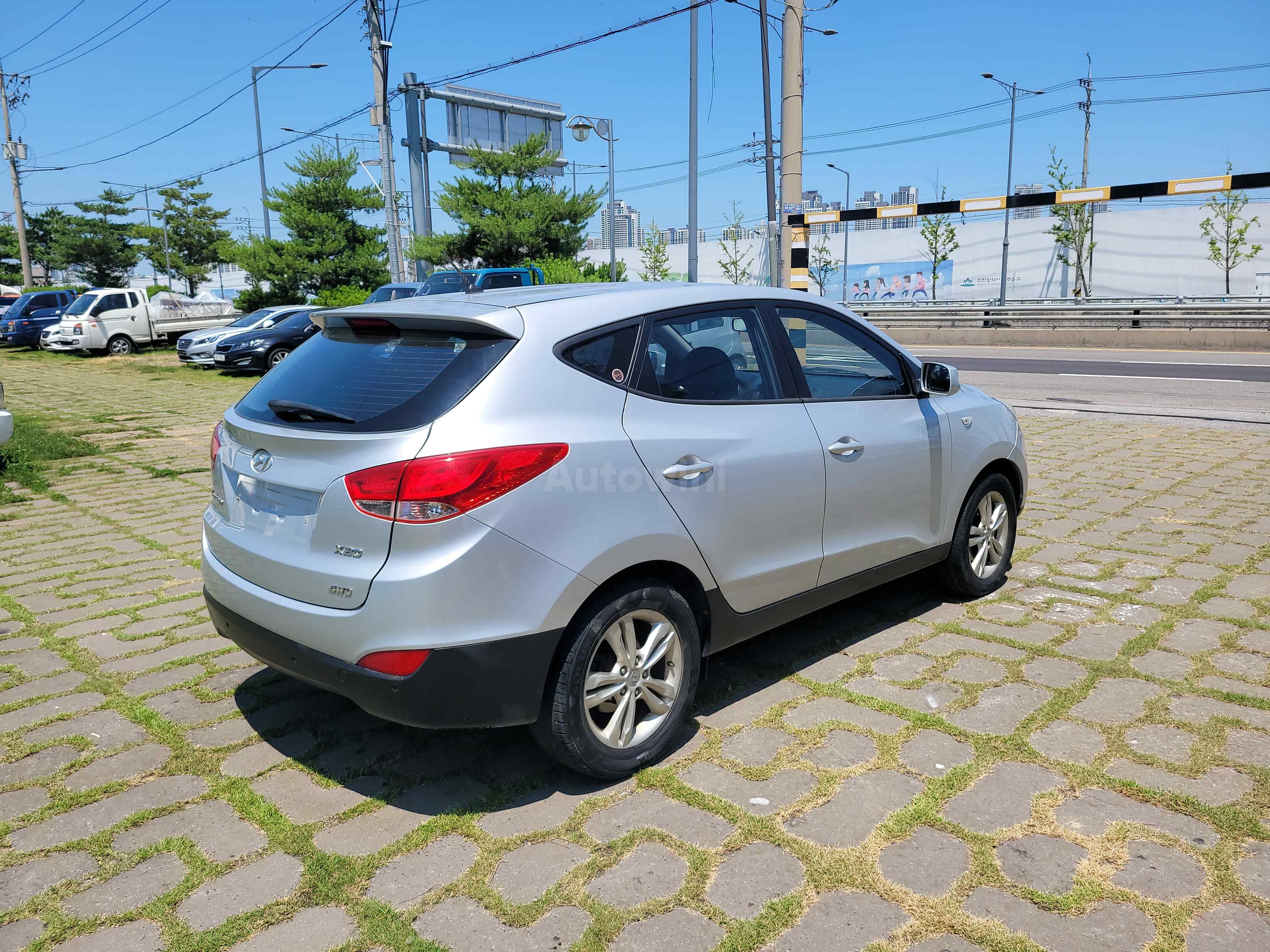 2010 HYUNDAI TUCSON VIN: KMHJT81VDAU030804