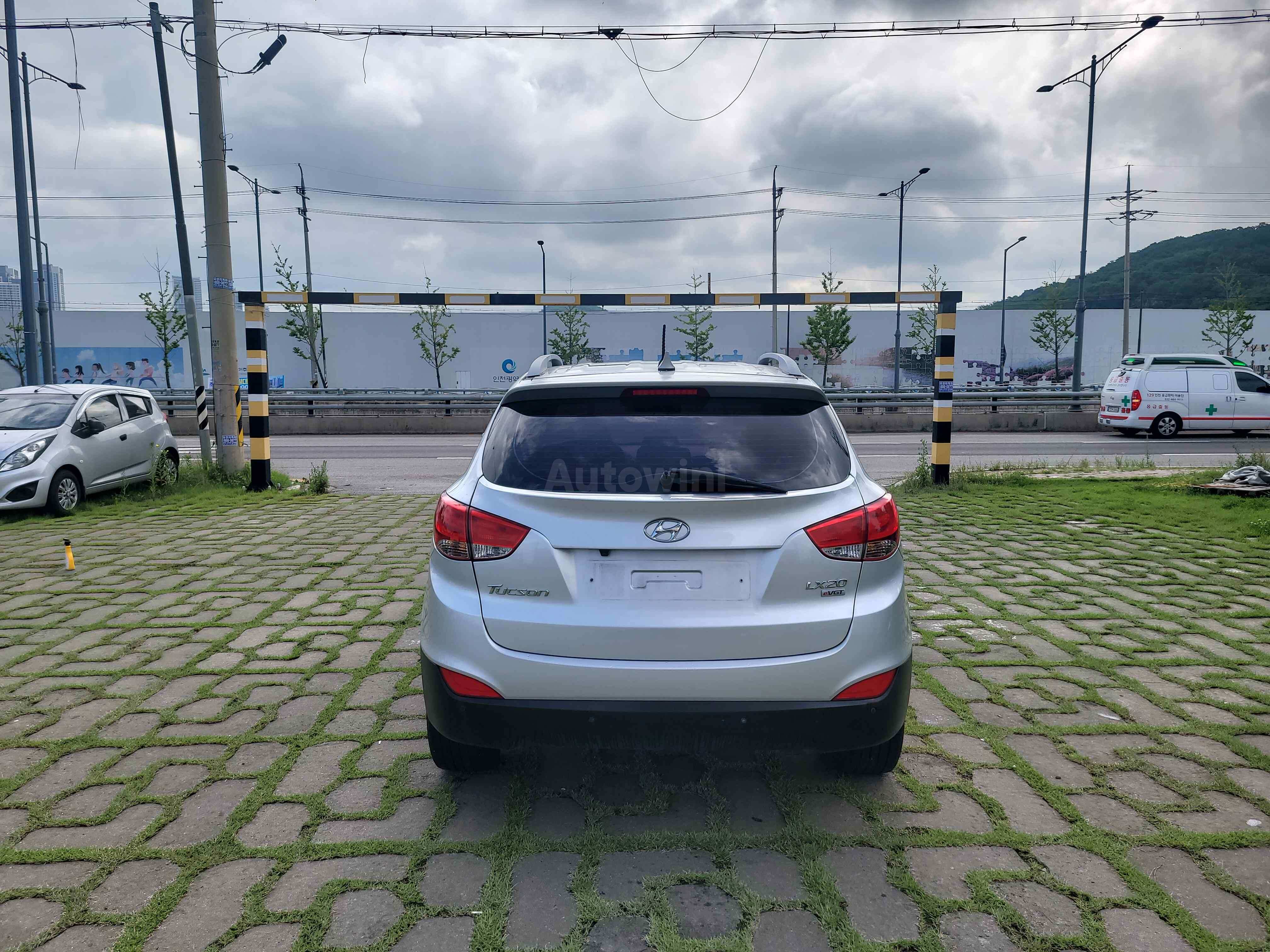 2011 HYUNDAI TUCSON VIN: KMHJU81VBBU118151