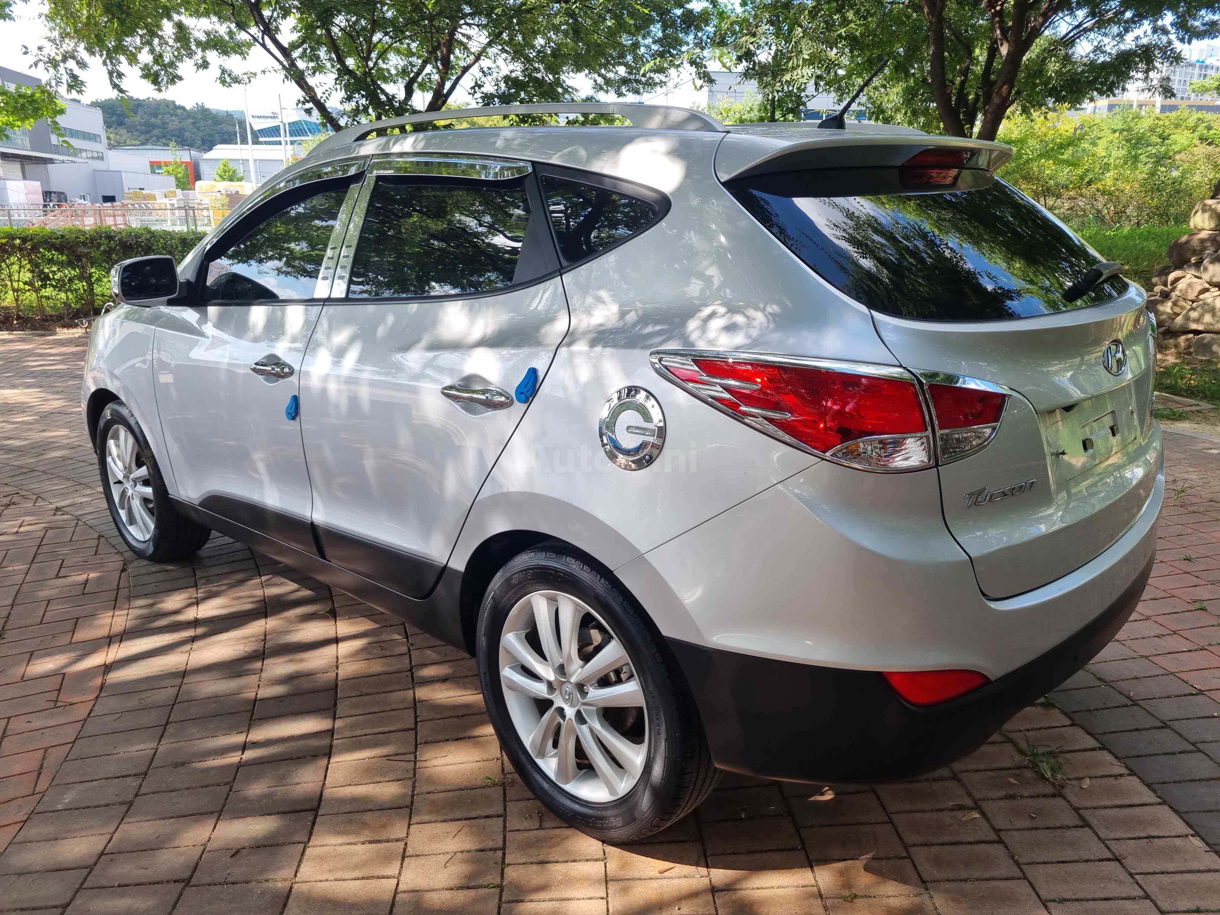 2010 HYUNDAI TUCSON VIN: KMHJU81VBAU000705