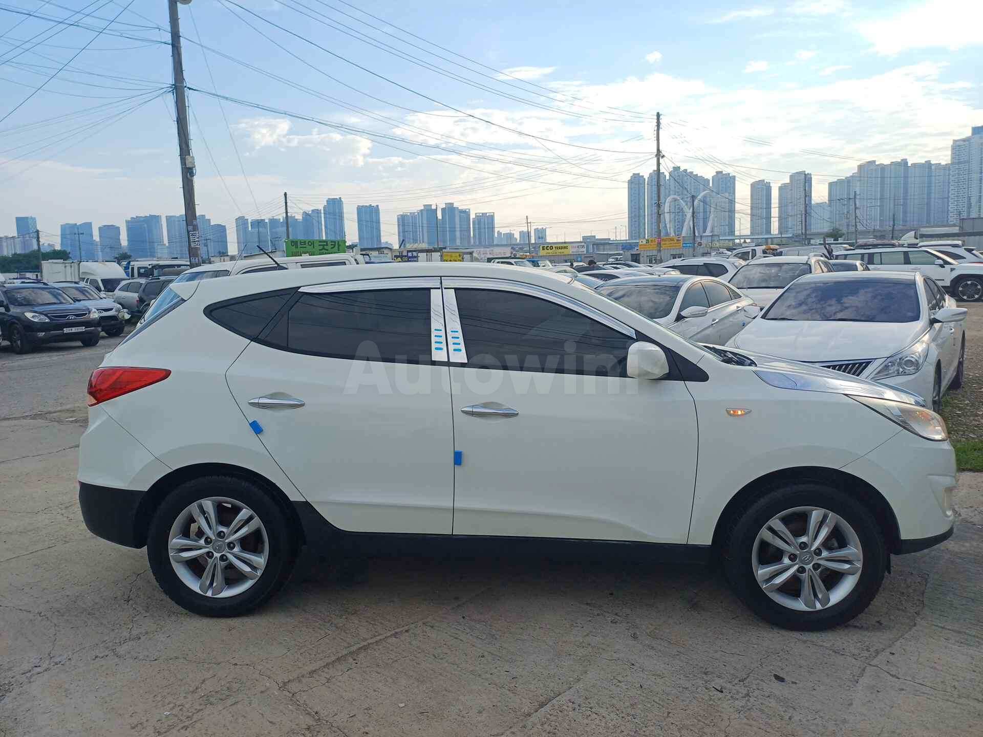 2011 HYUNDAI TUCSON VIN: KMHJT81VABU176558
