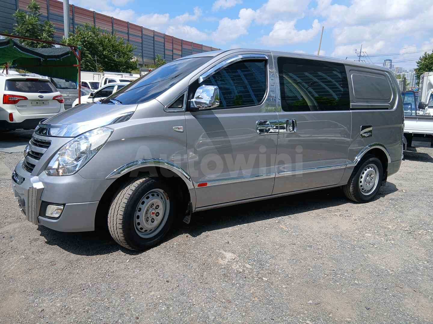 2017 HYUNDAI STAREX VIN: KMFWBX7KAHU841719