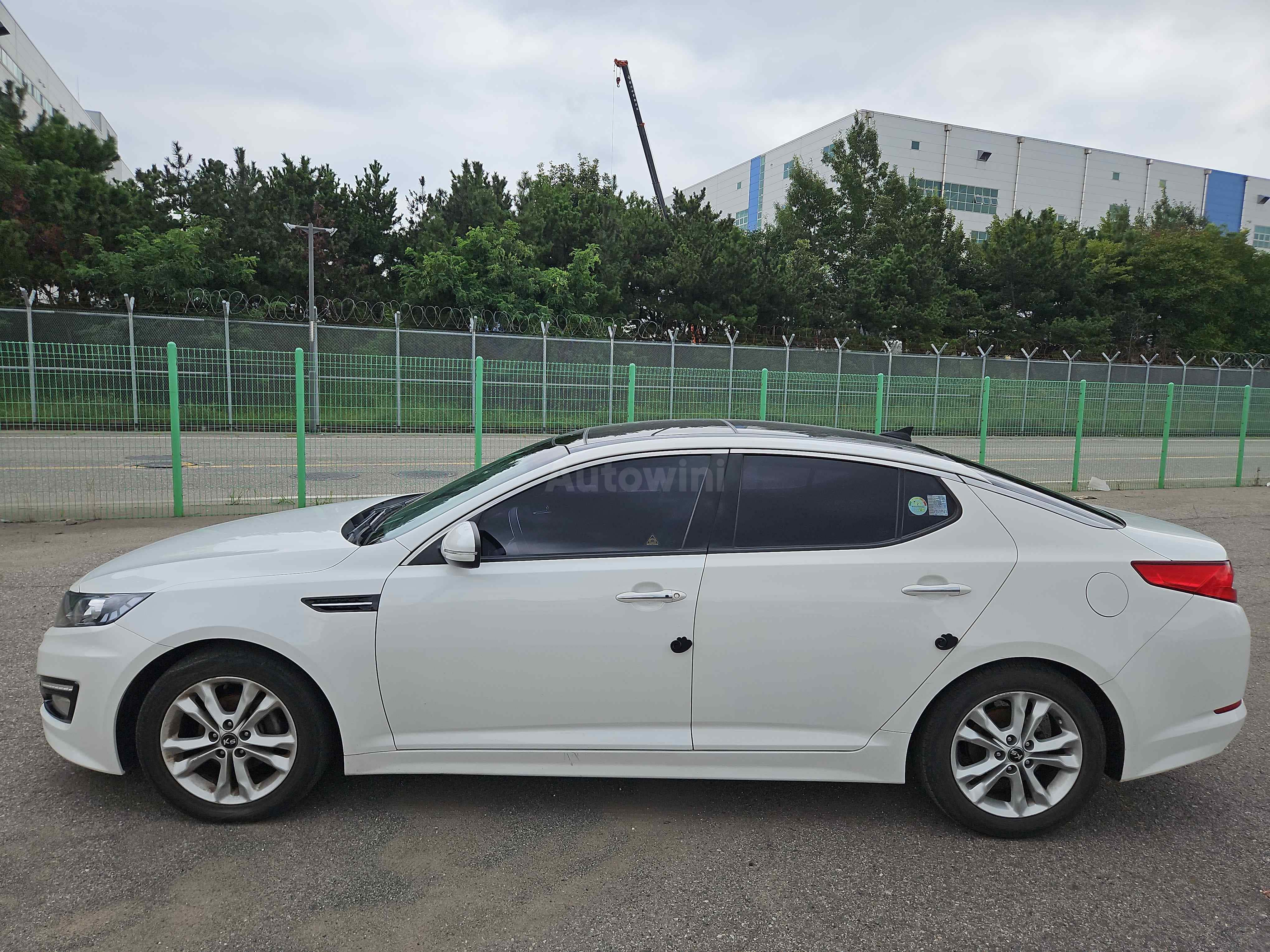 2011 KIA K5 VIN: KNAGN411BBA063200
