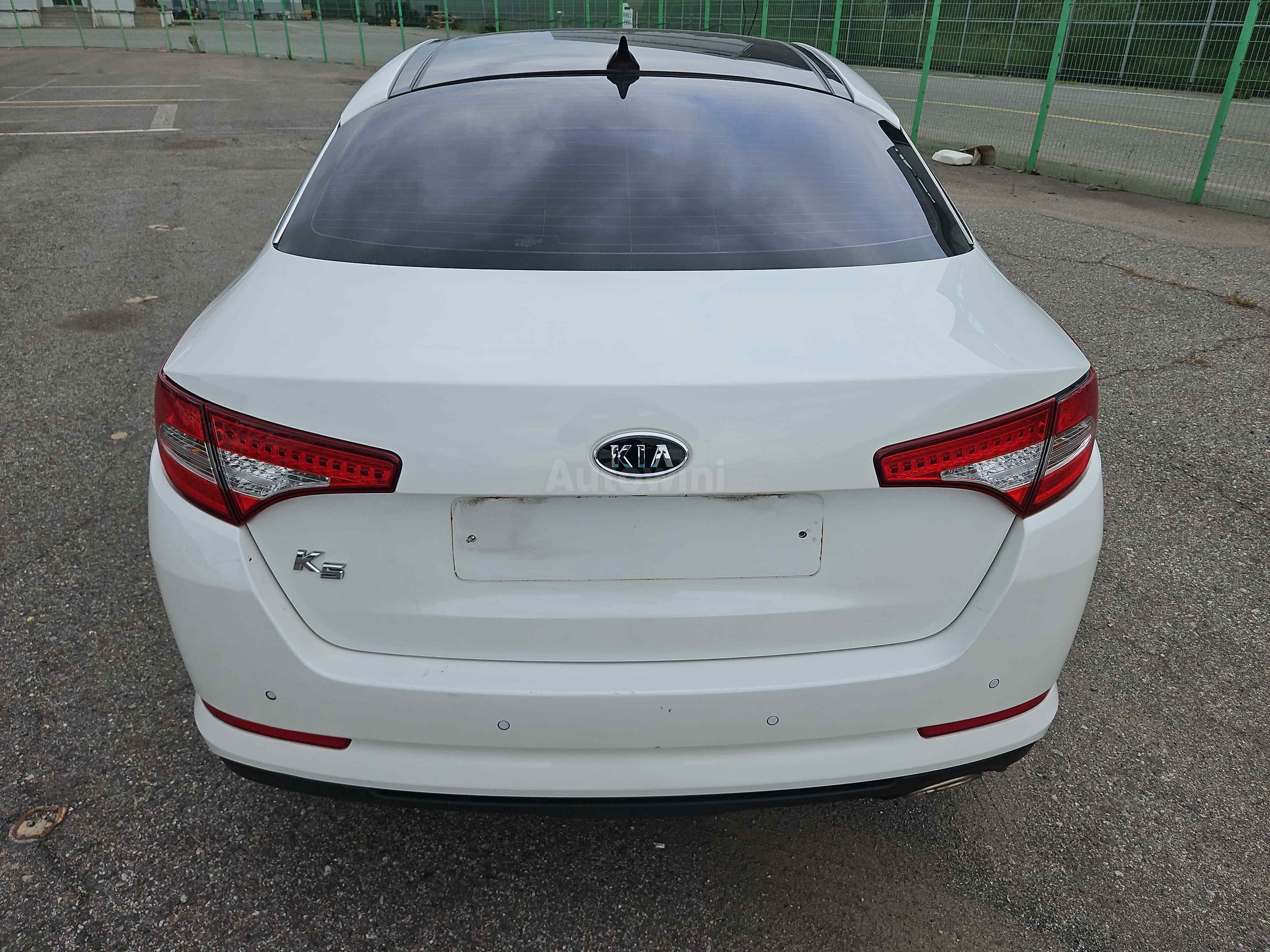 2011 KIA K5 VIN: KNAGN411BBA063200