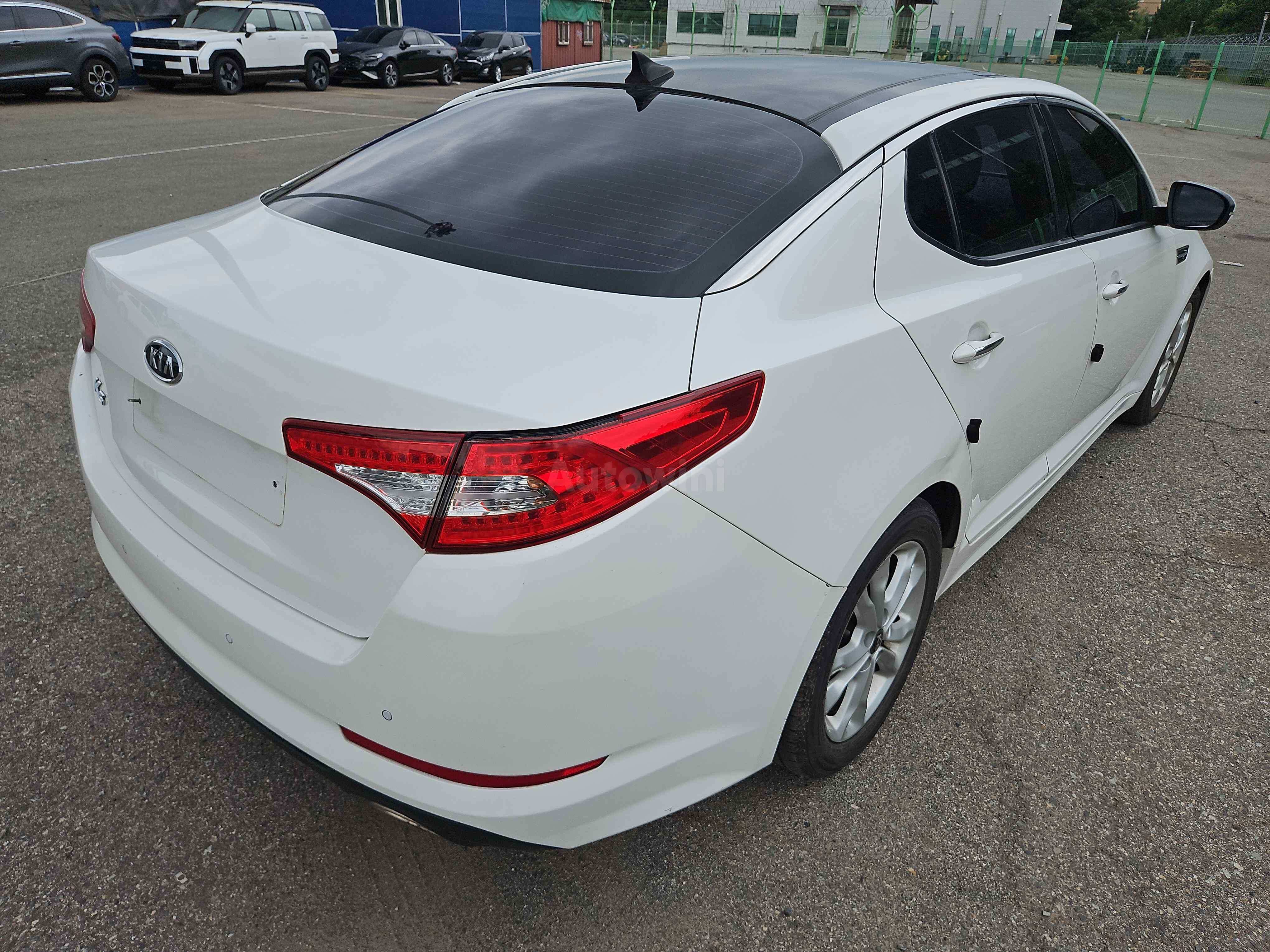 2011 KIA K5 VIN: KNAGN411BBA063200
