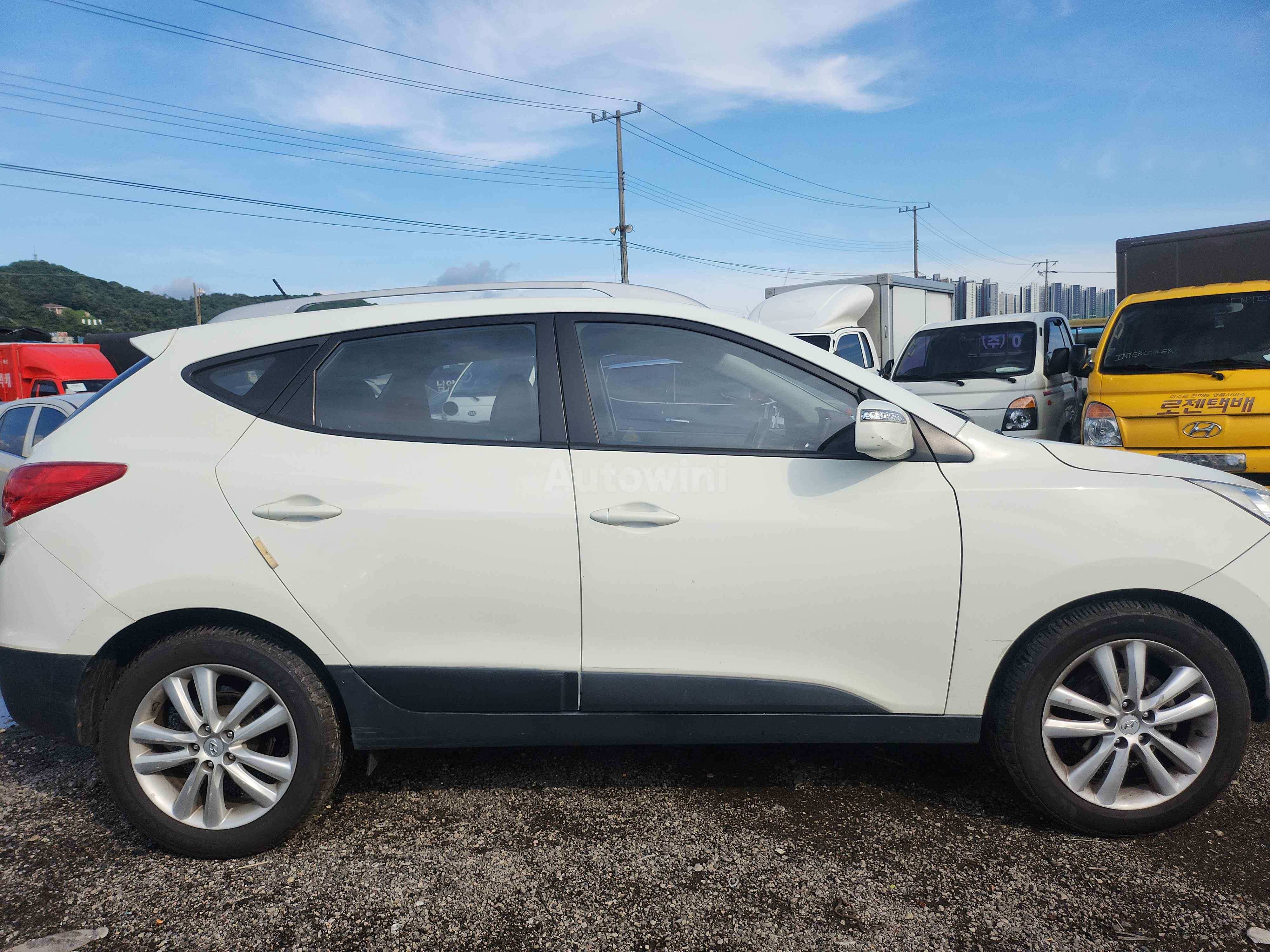 2011 HYUNDAI TUCSON VIN: KMHJU81VBBU113605