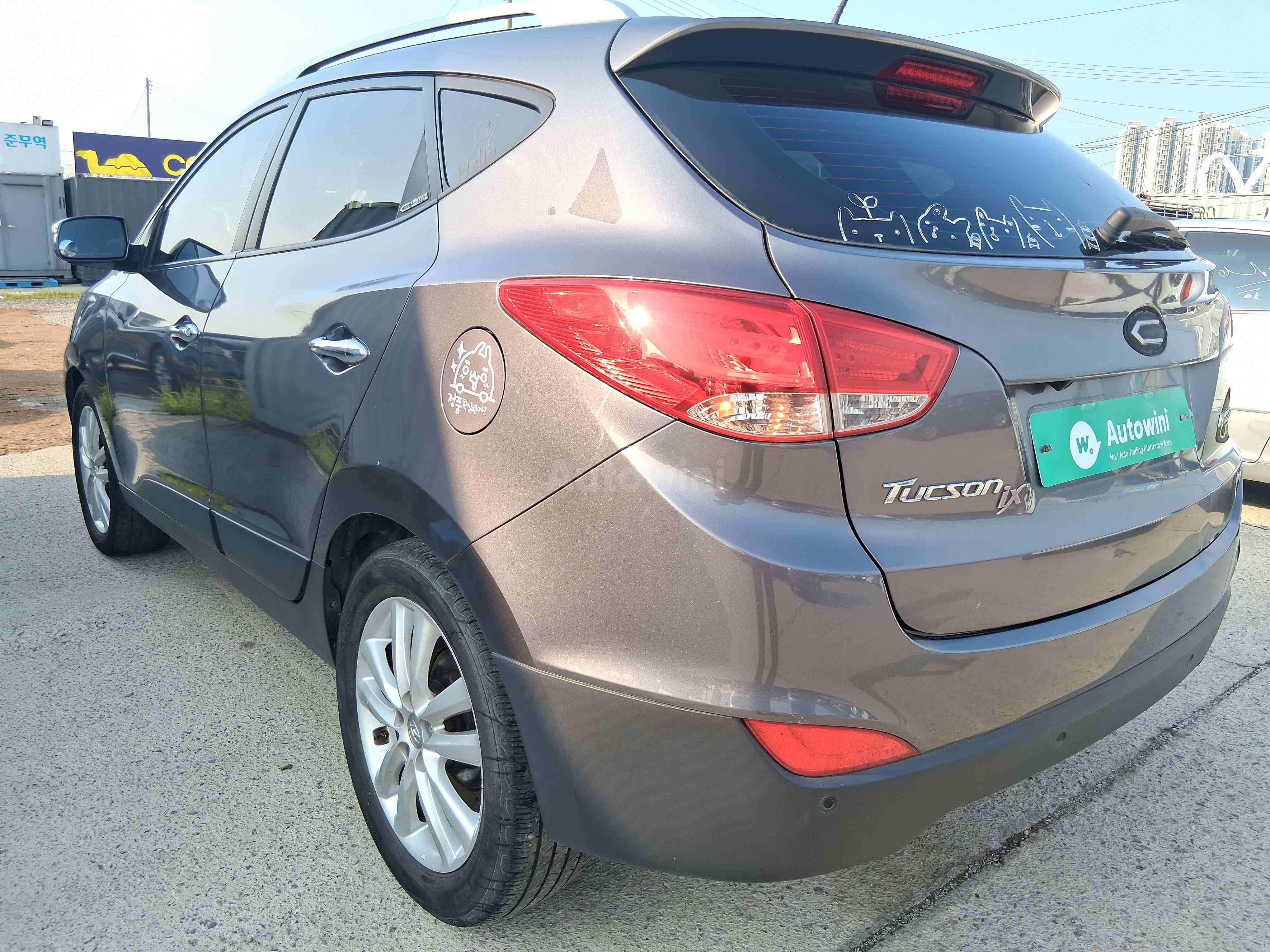 2010 HYUNDAI TUCSON VIN: KMHJW81VBAU007855