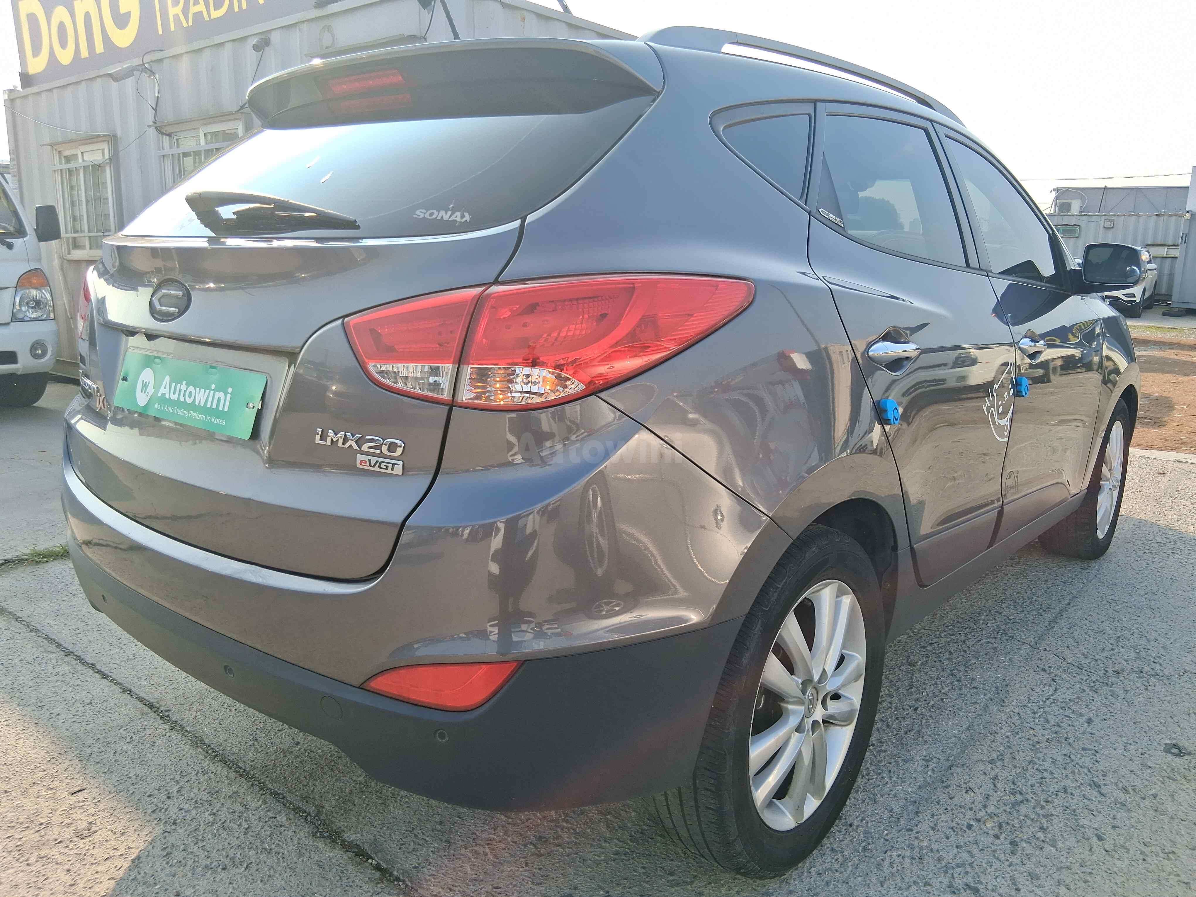 2010 HYUNDAI TUCSON VIN: KMHJW81VBAU007855