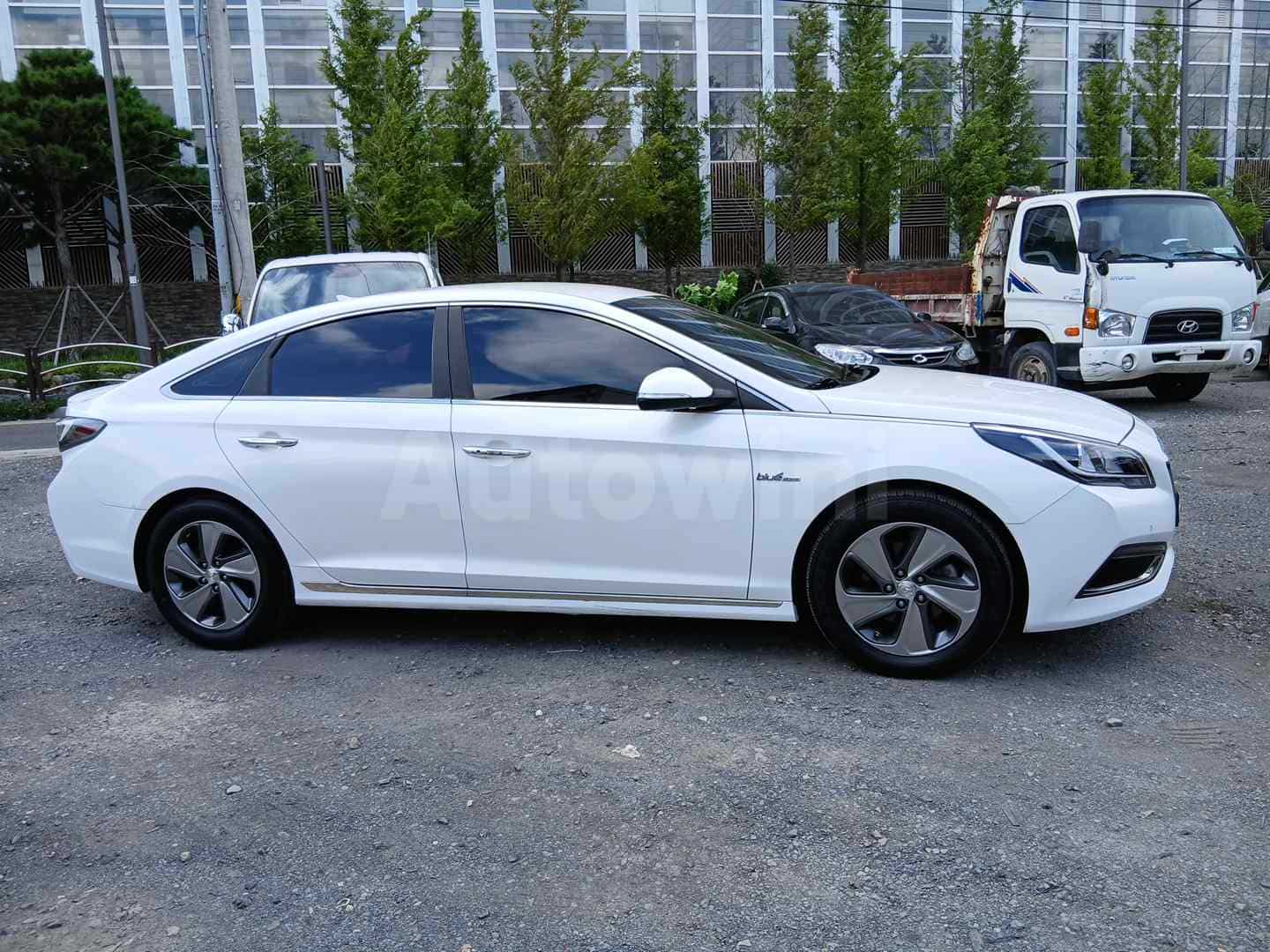 2015 HYUNDAI SONATA VIN: KMHE5411BFA001718