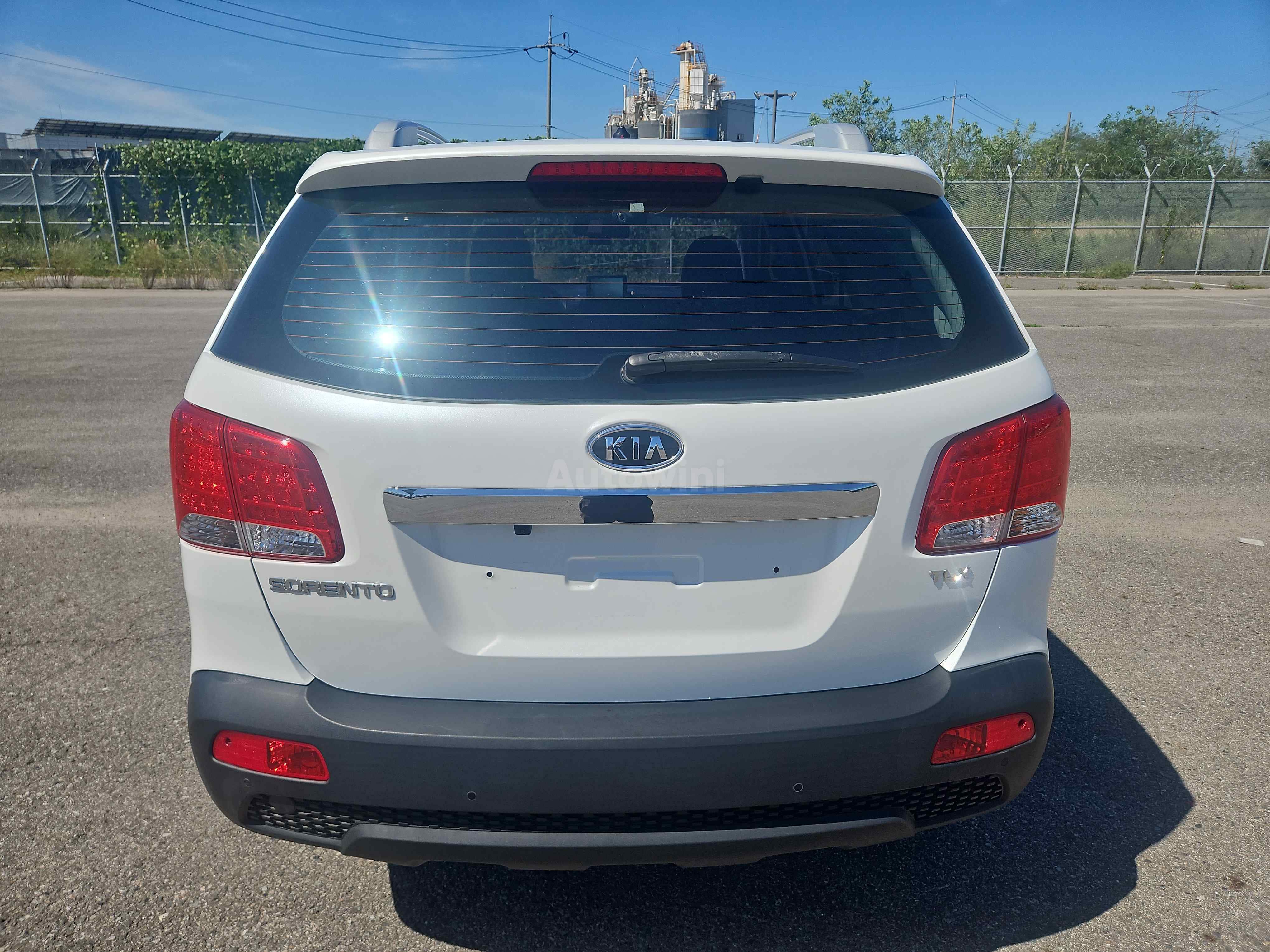 2011 KIA SORENTO VIN: KNAKU815BBA195017