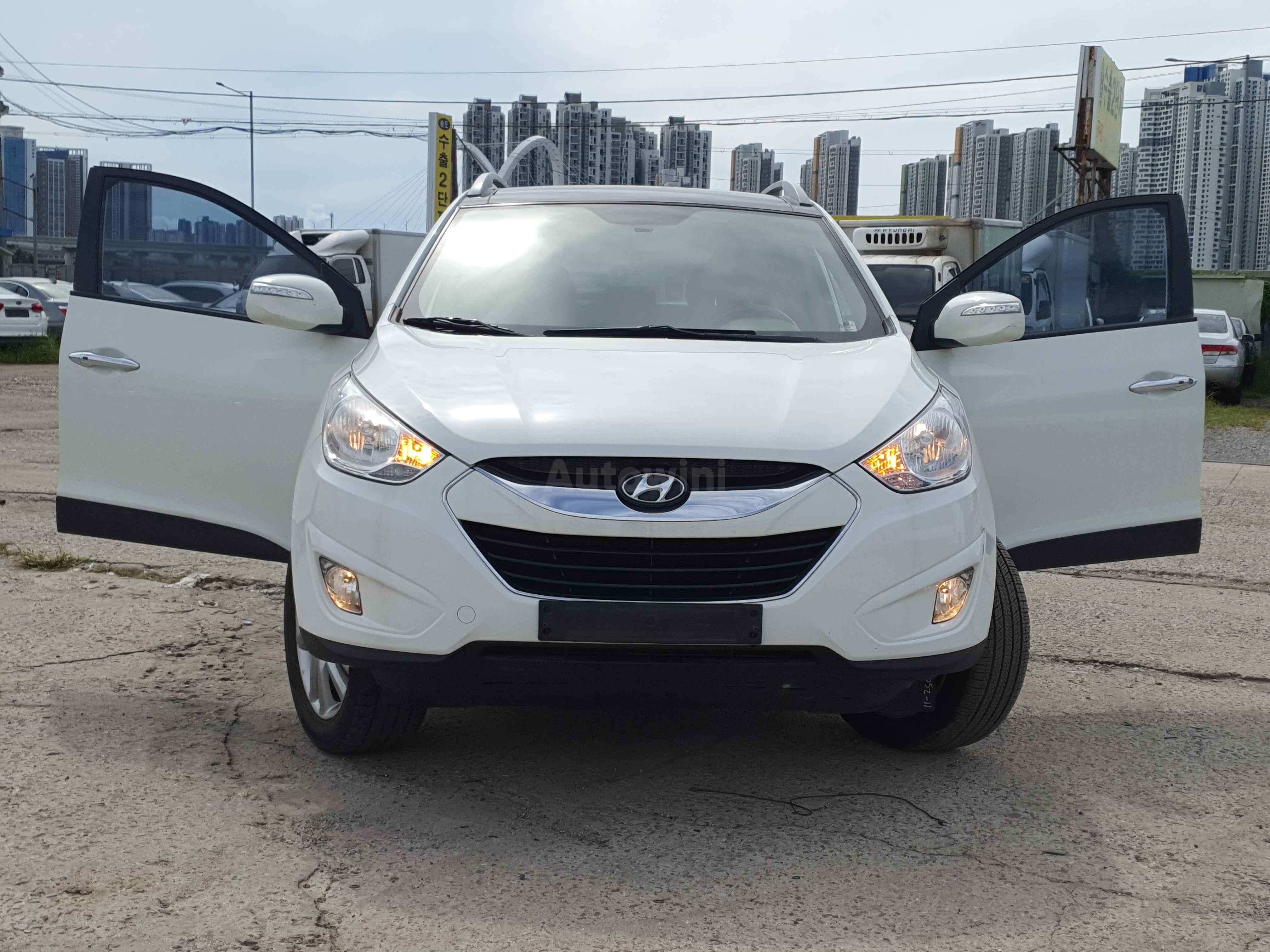 2010 HYUNDAI TUCSON VIN: KMHJW81BBAU032906
