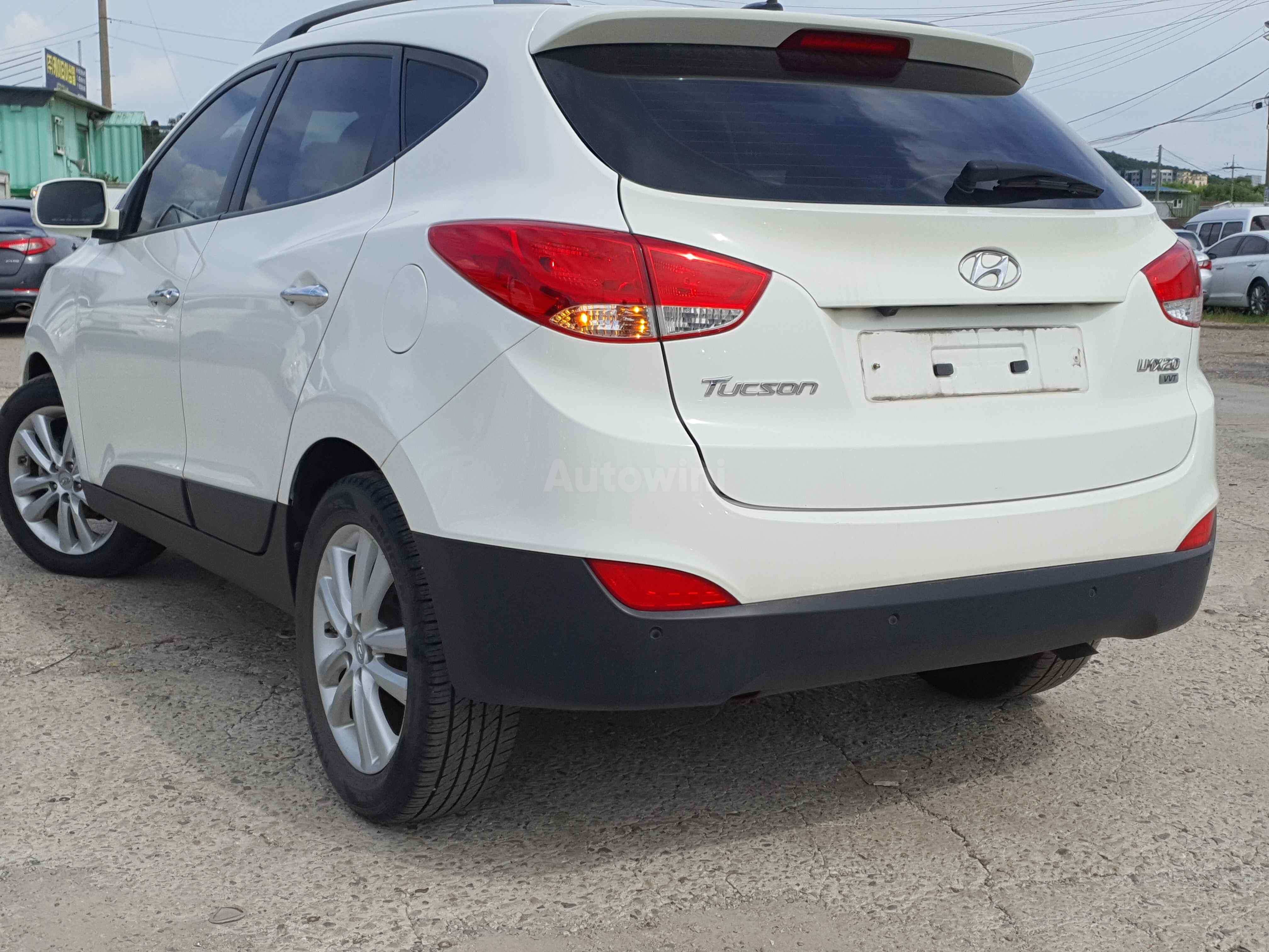 2010 HYUNDAI TUCSON VIN: KMHJW81BBAU032906
