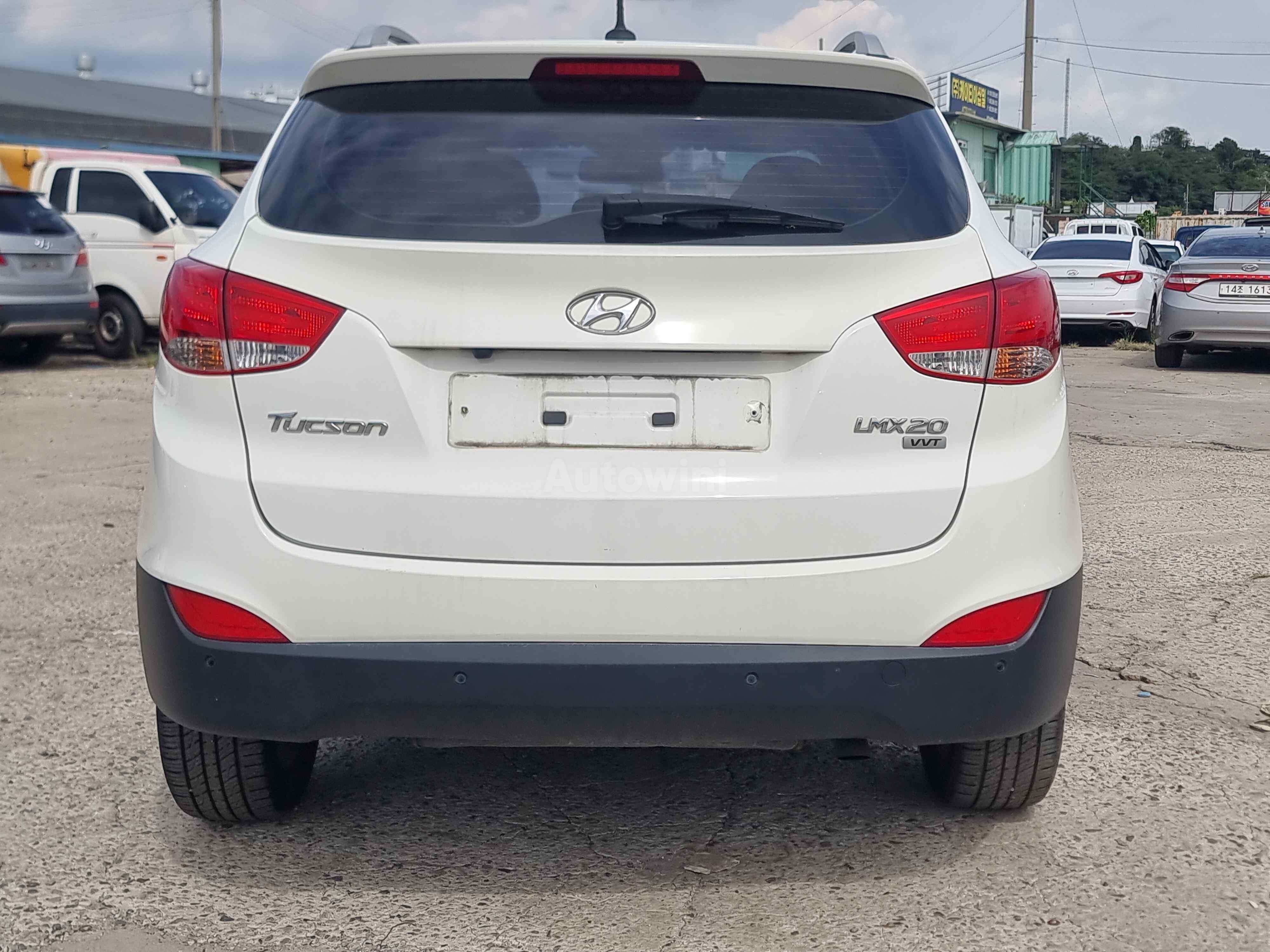 2010 HYUNDAI TUCSON VIN: KMHJW81BBAU032906