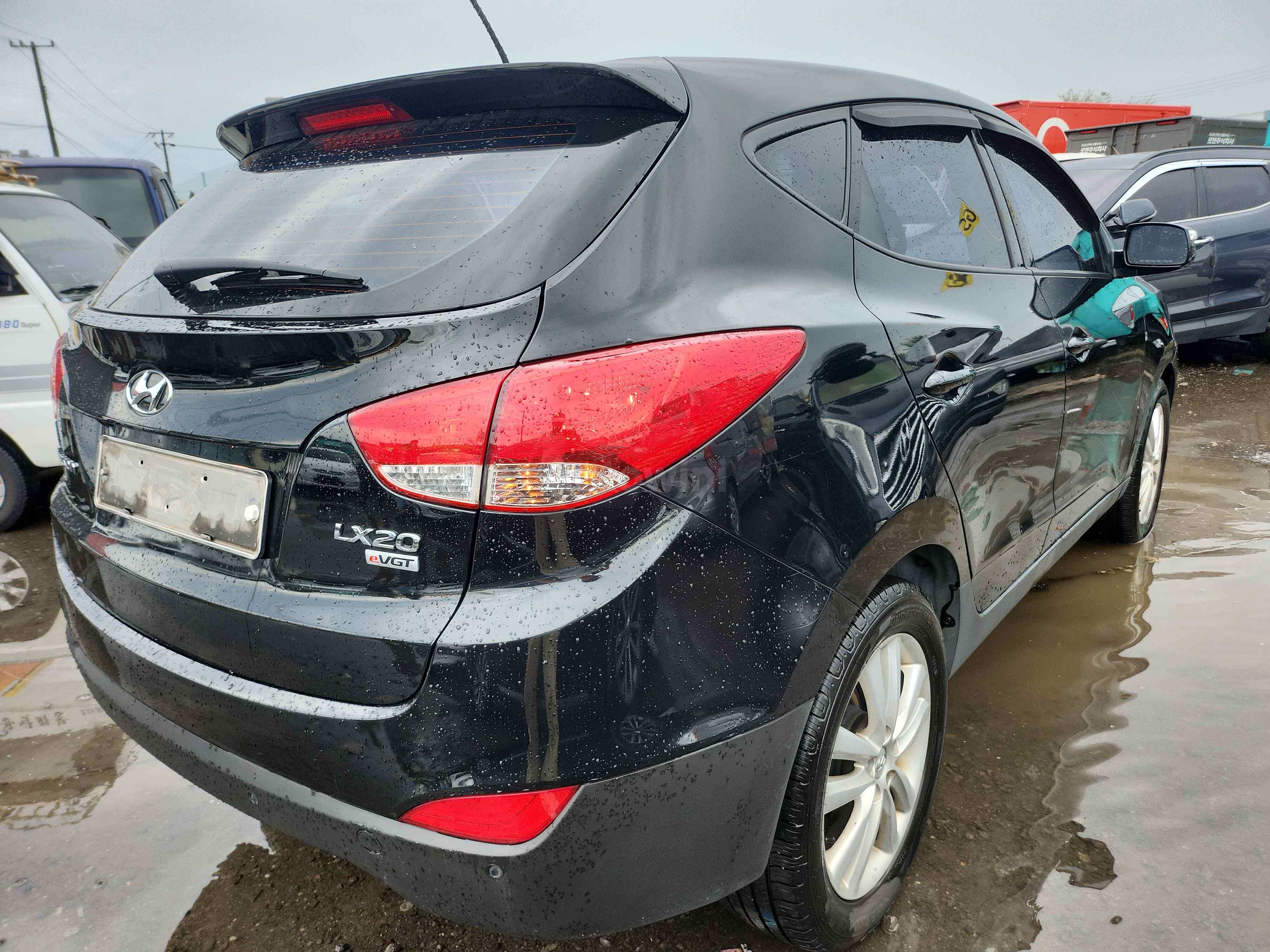 2010 HYUNDAI TUCSON VIN: KMHJU81VBAU037904