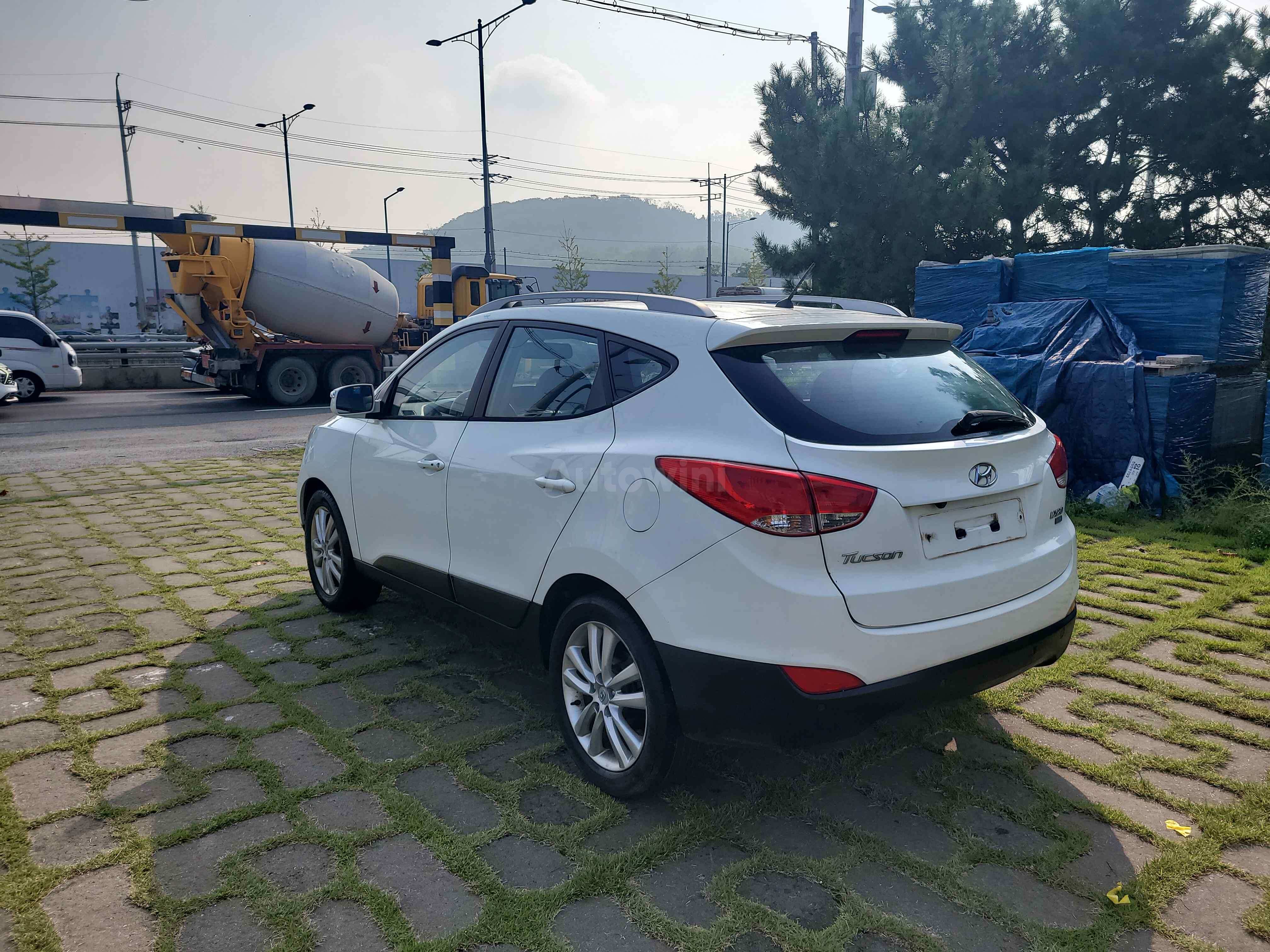 2010 HYUNDAI TUCSON VIN: KMHJU81VBAU017483