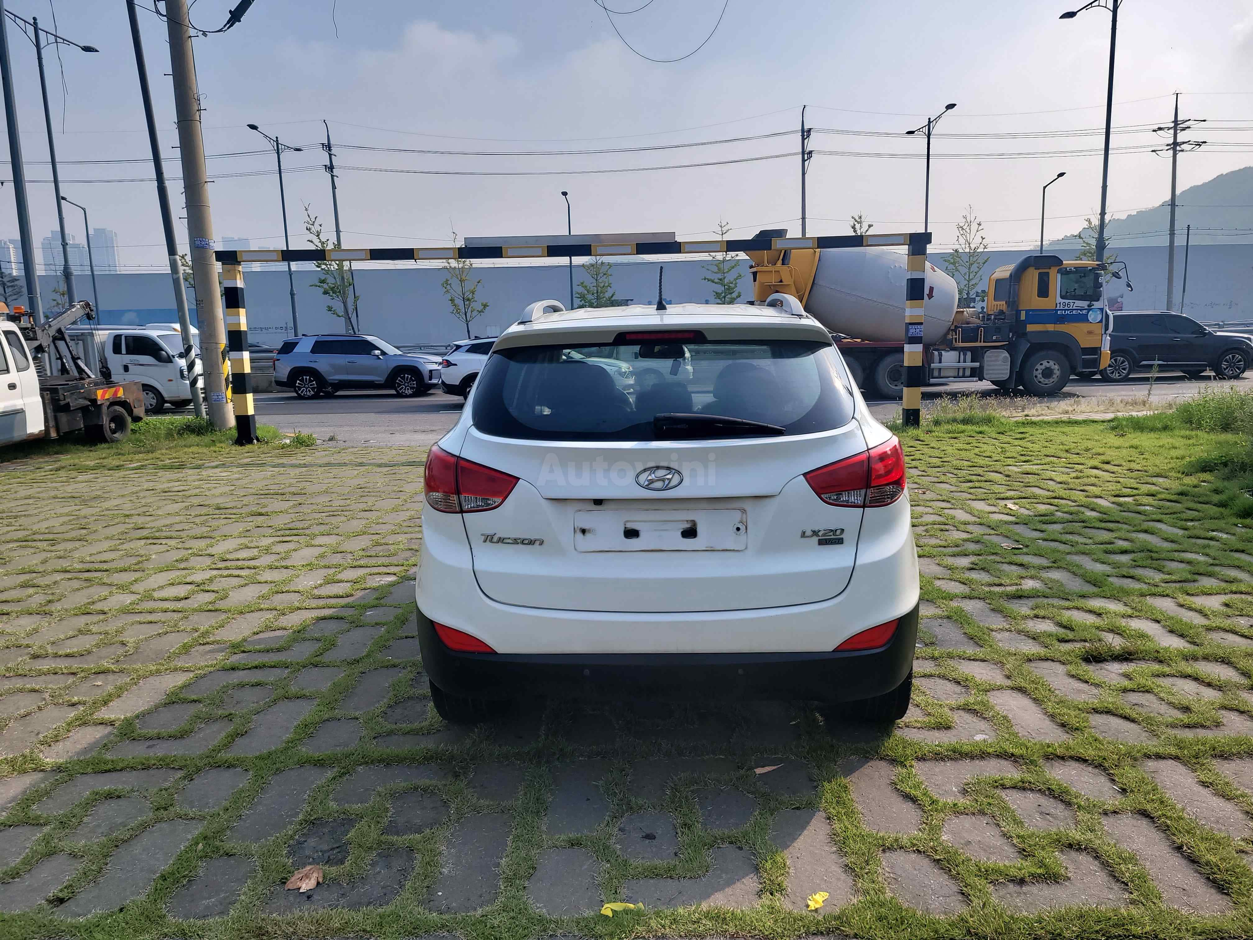 2010 HYUNDAI TUCSON VIN: KMHJU81VBAU017483