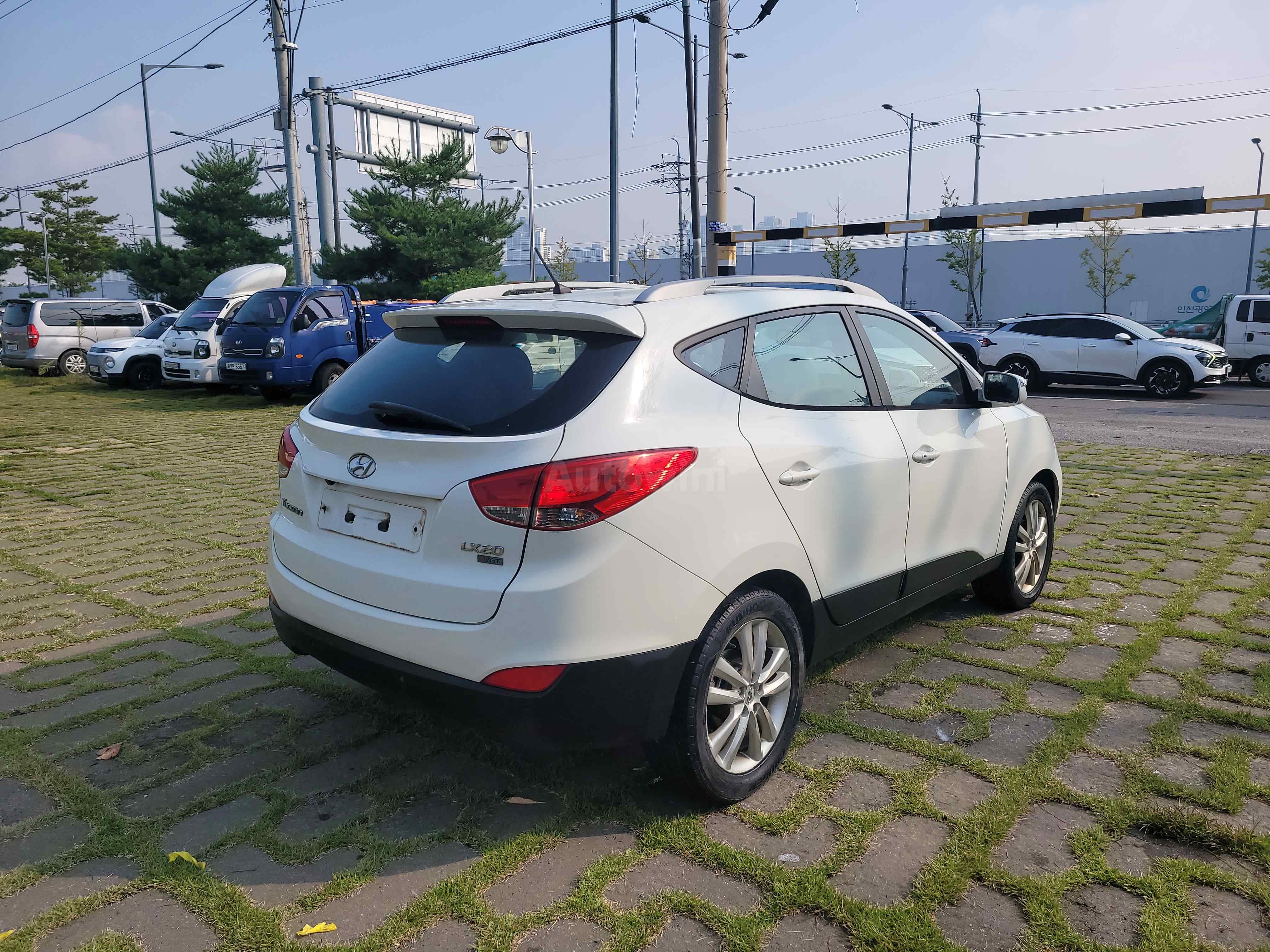 2010 HYUNDAI TUCSON VIN: KMHJU81VBAU017483
