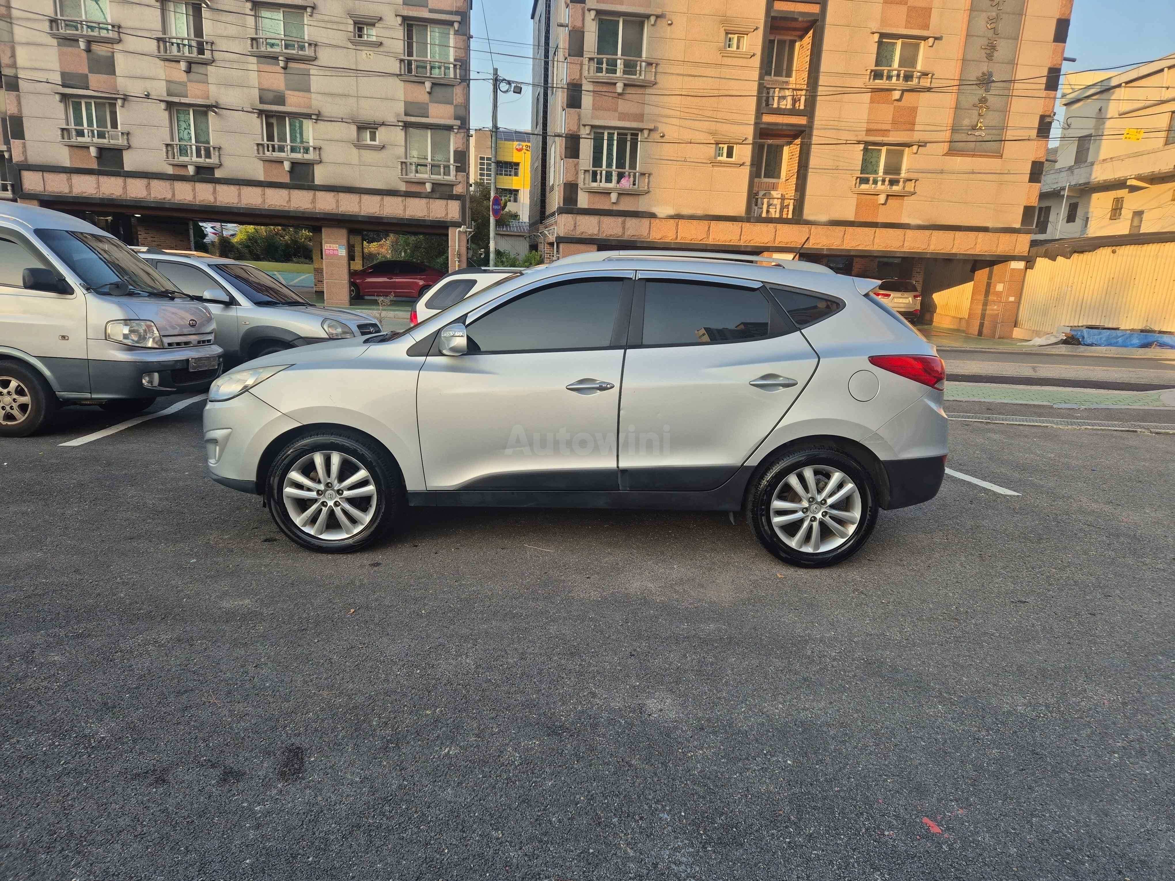 2010 HYUNDAI TUCSON VIN: KMHJU81VBAU033214