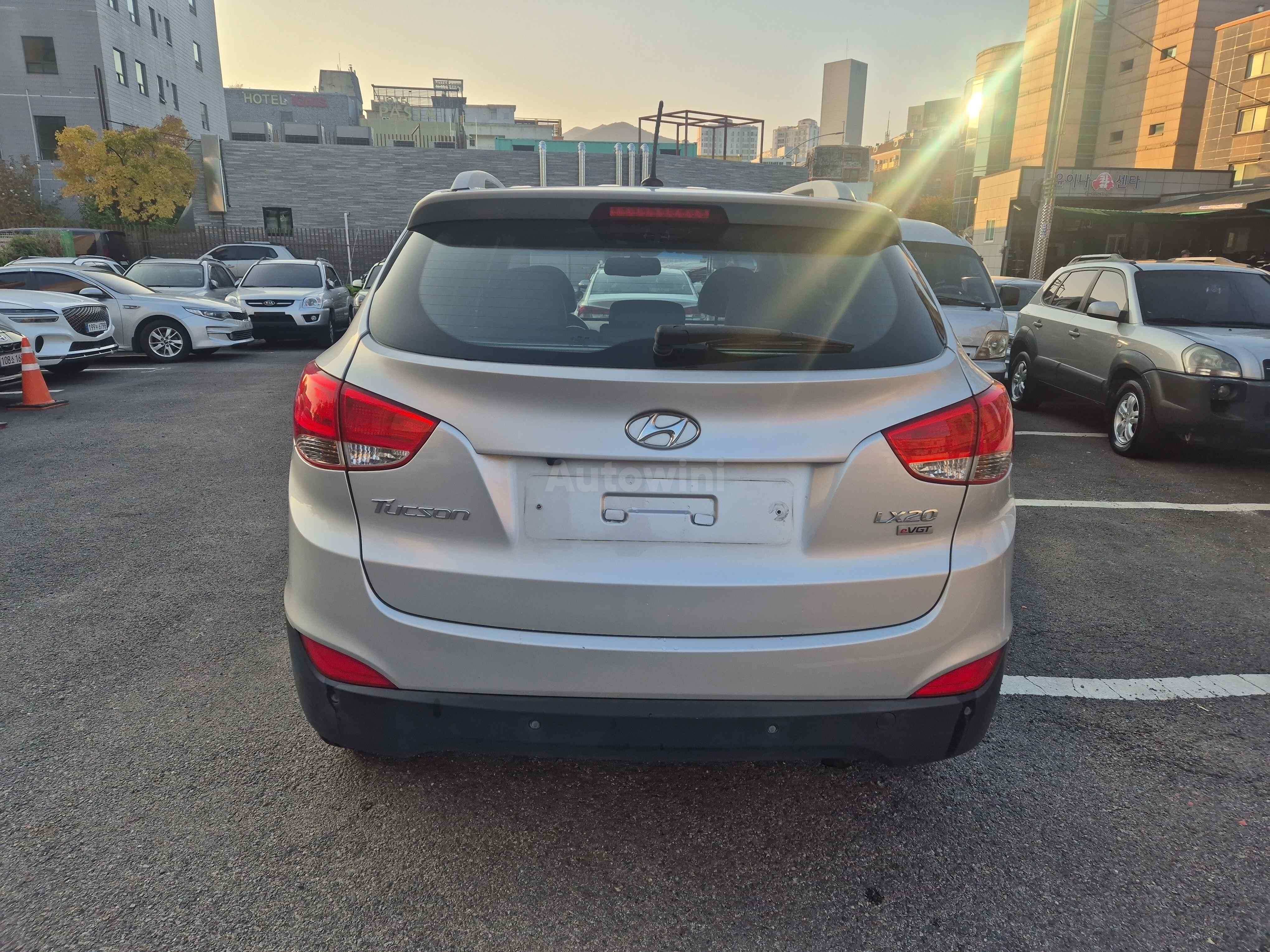 2010 HYUNDAI TUCSON VIN: KMHJU81VBAU033214