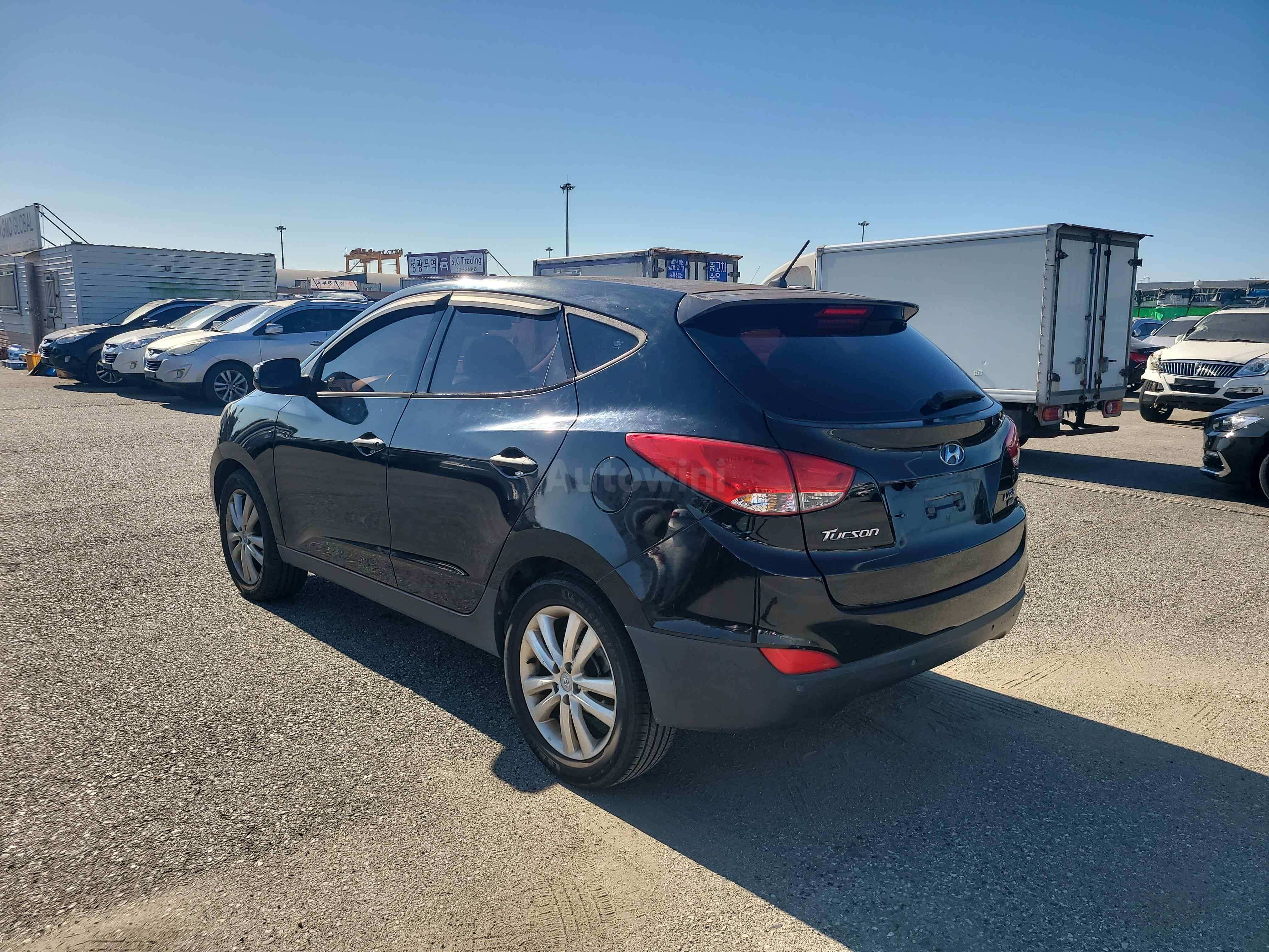 2010 HYUNDAI TUCSON VIN: KMHJU81VBAU050523