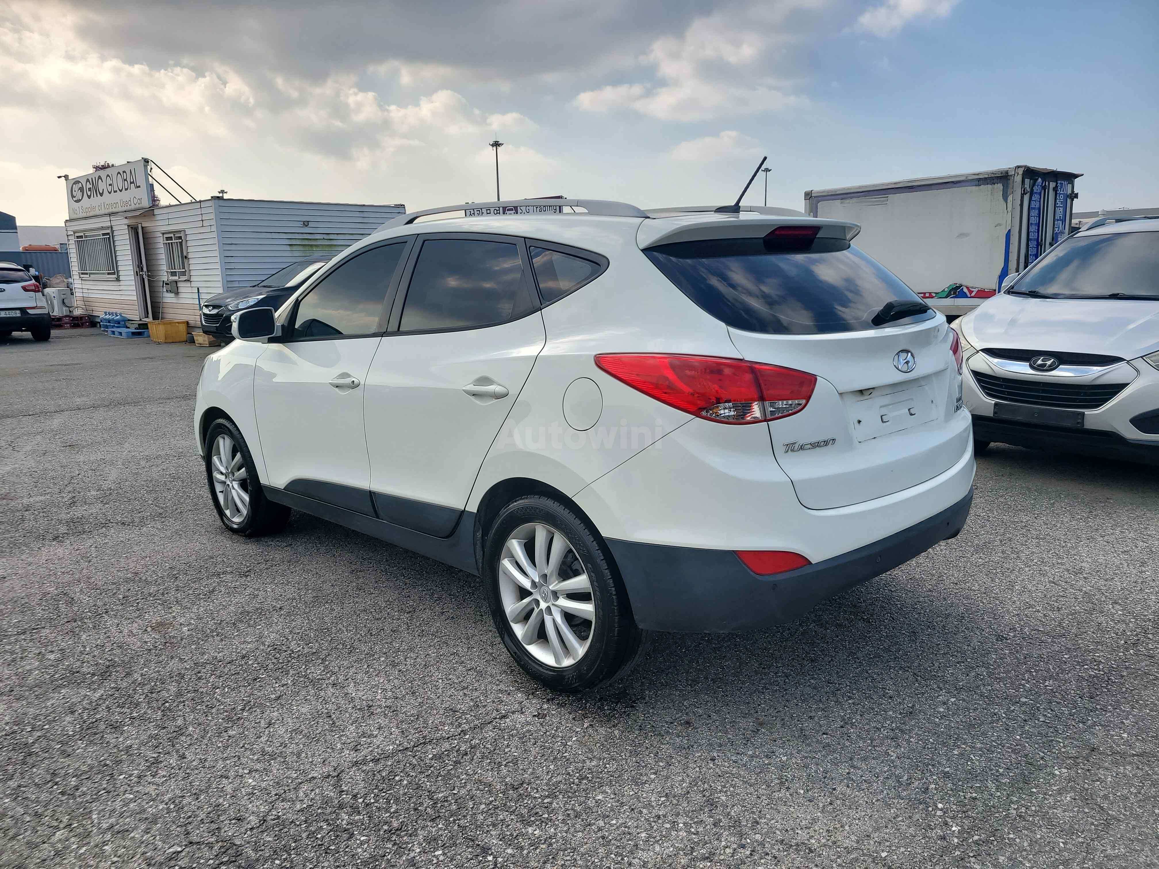 2010 HYUNDAI TUCSON VIN: KMHJU81VBAU081314