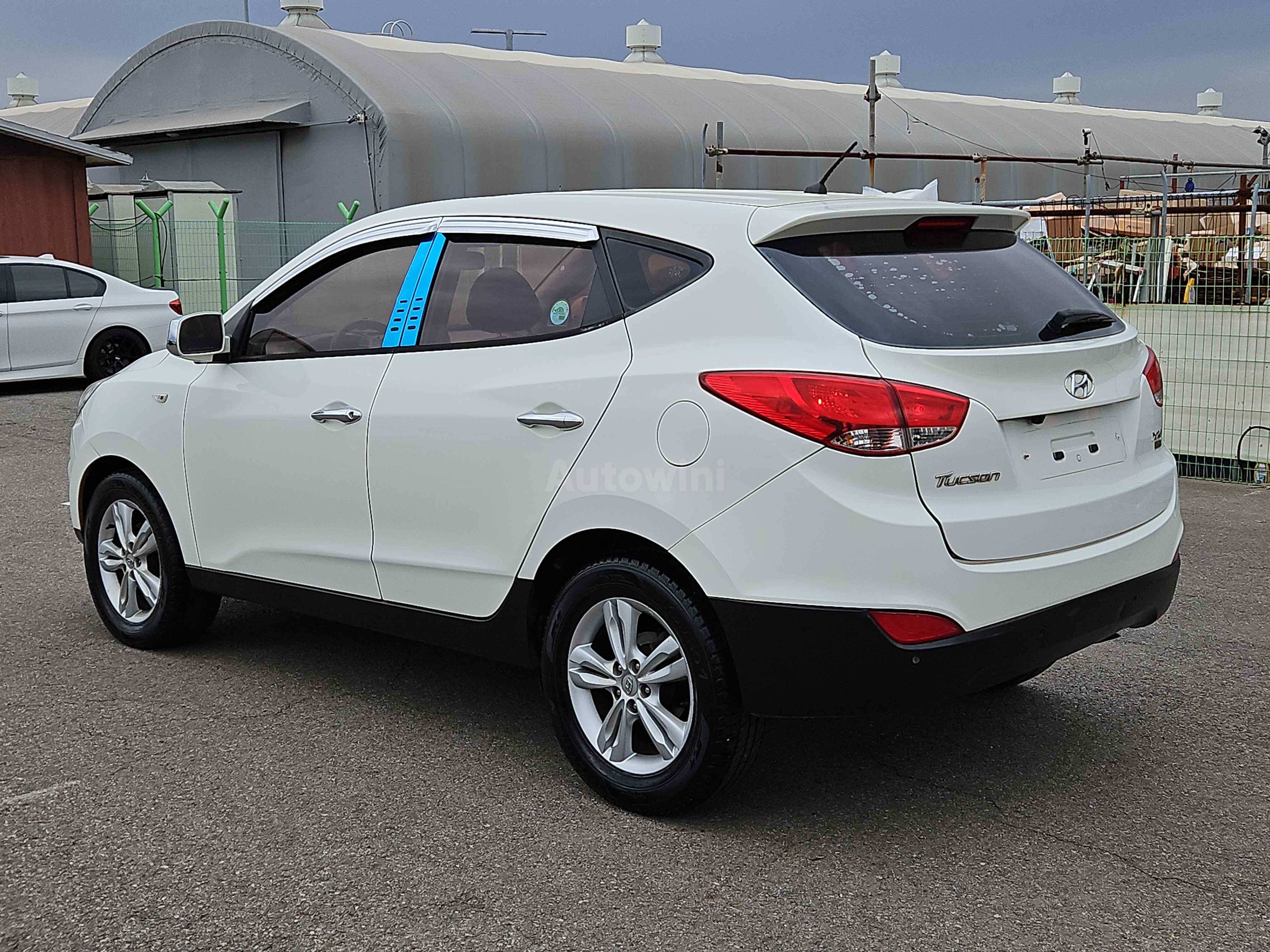 2011 HYUNDAI TUCSON VIN: KMHJT81VBBU096931
