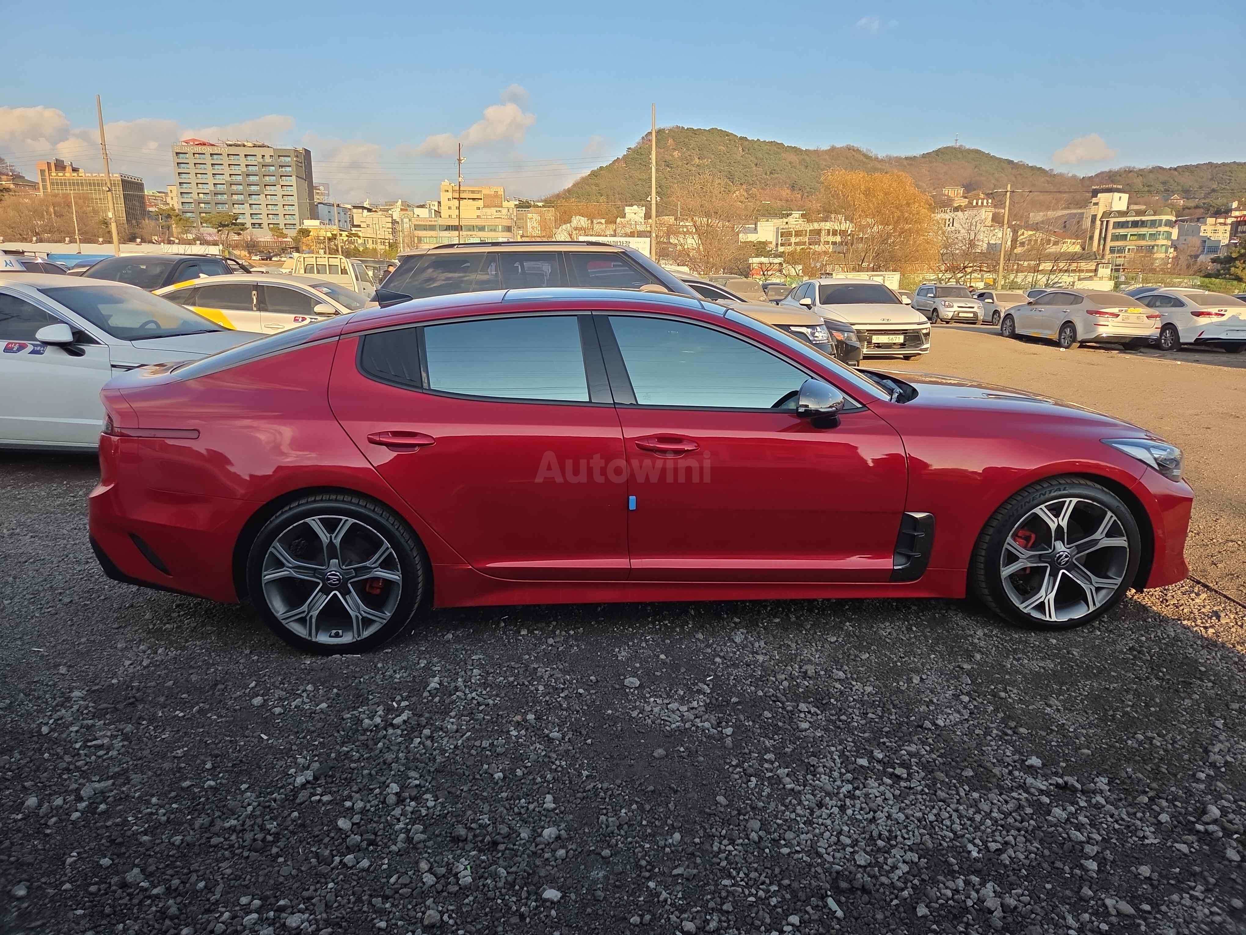 2018 KIA STINGER VIN: KNAE251ABJS003708