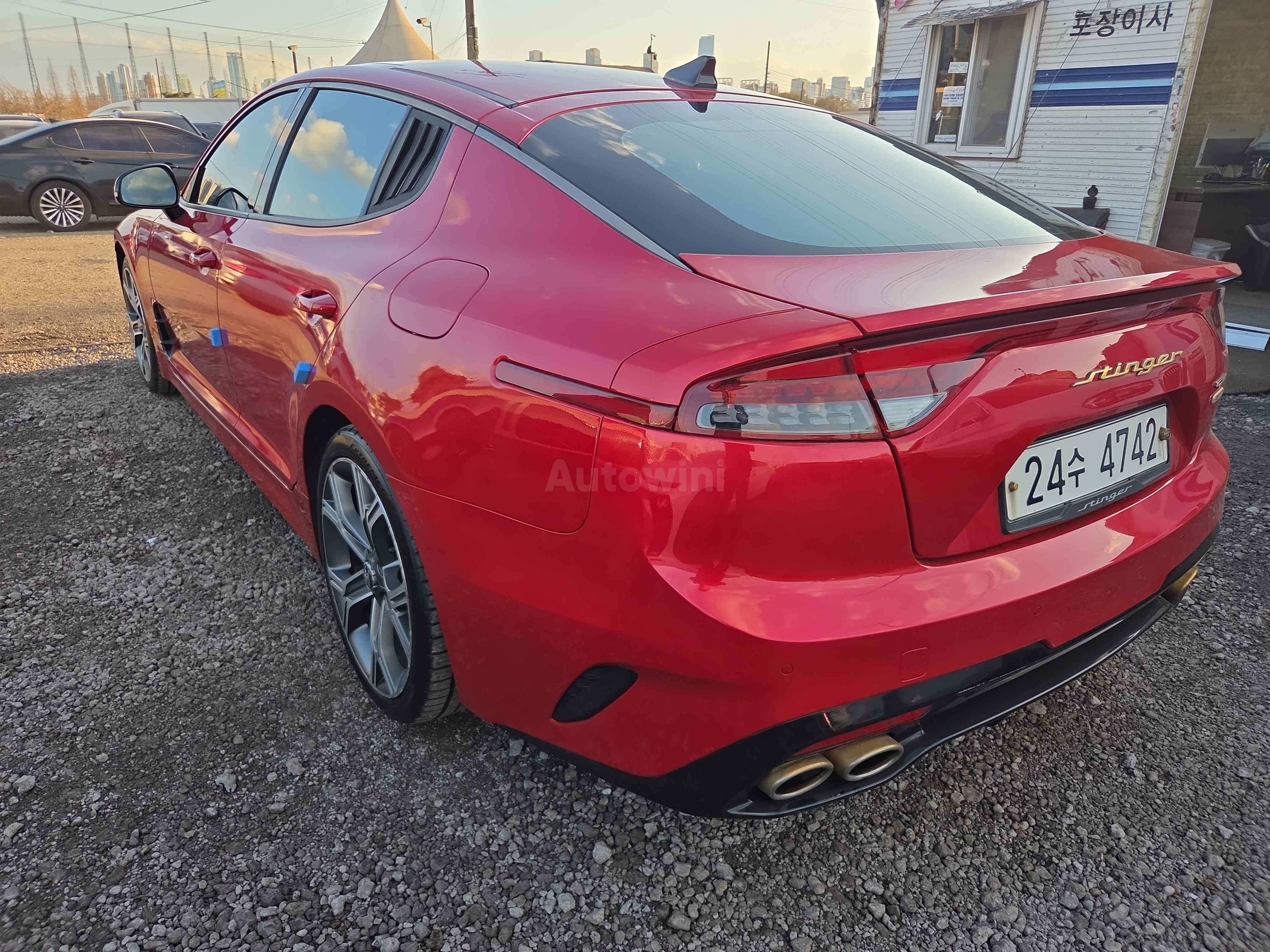 2018 KIA STINGER VIN: KNAE251ABJS003708