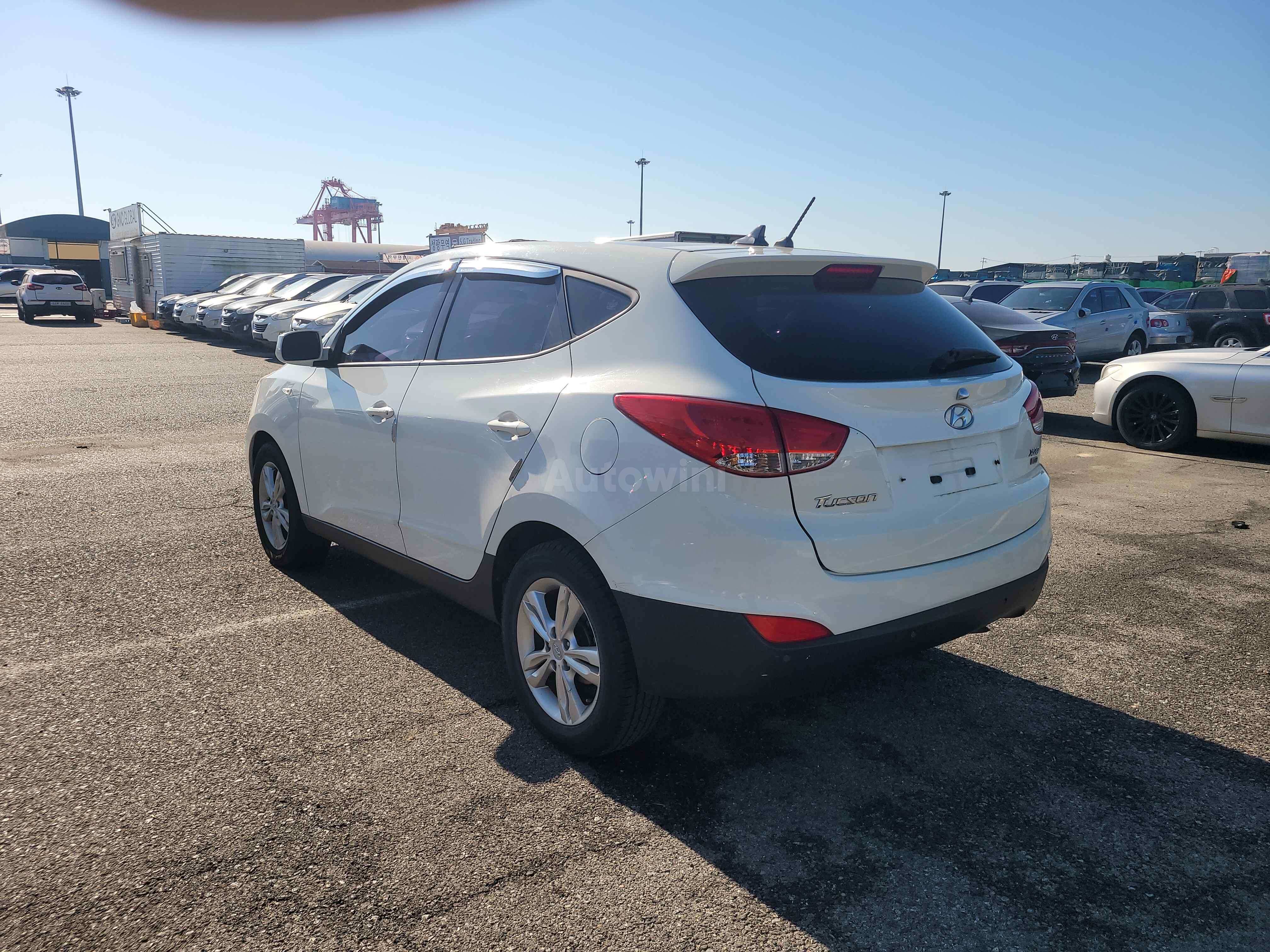 2011 HYUNDAI TUCSON VIN: KMHJT81VBBU119045