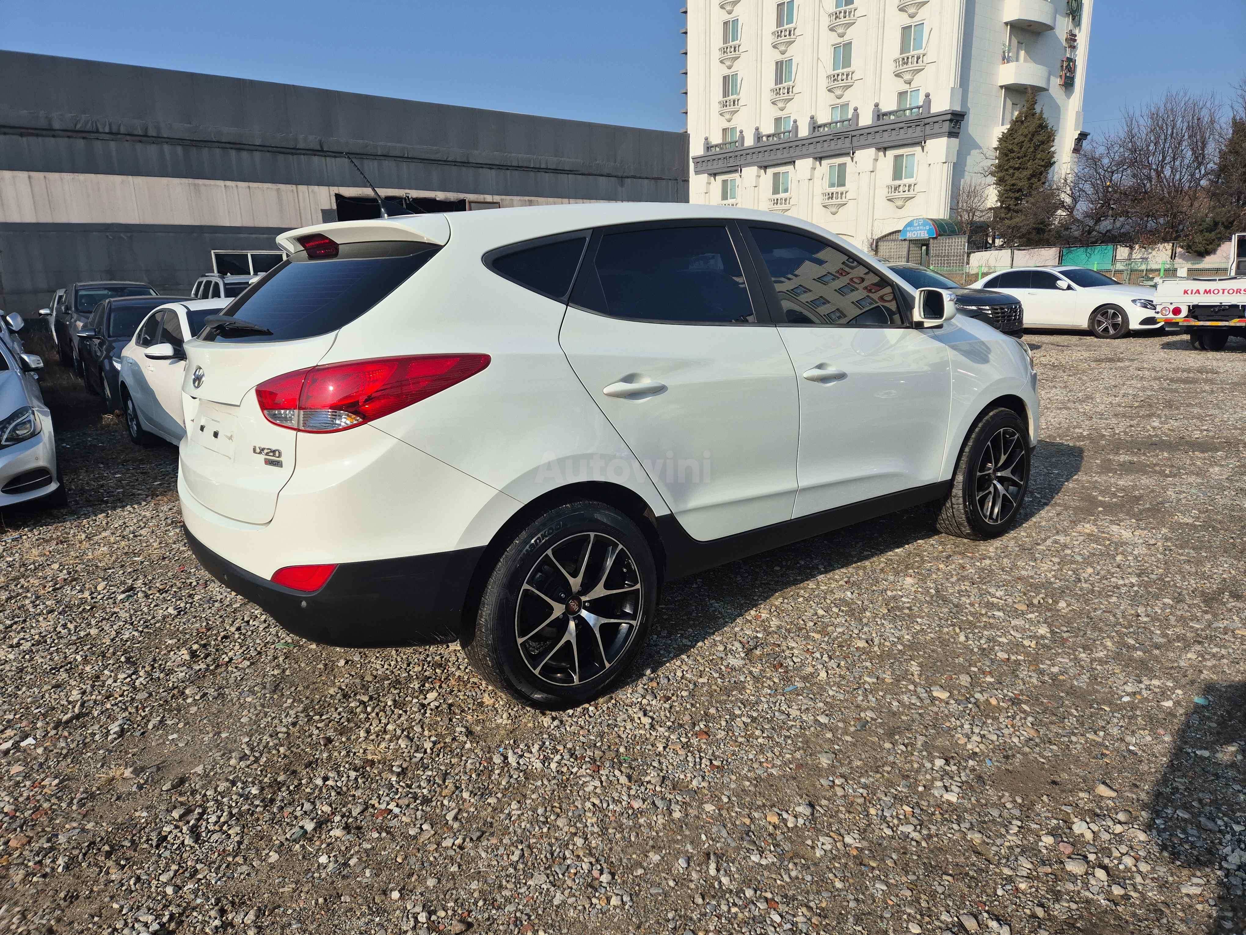 2010 HYUNDAI TUCSON VIN: KMHJU81VBAU017174